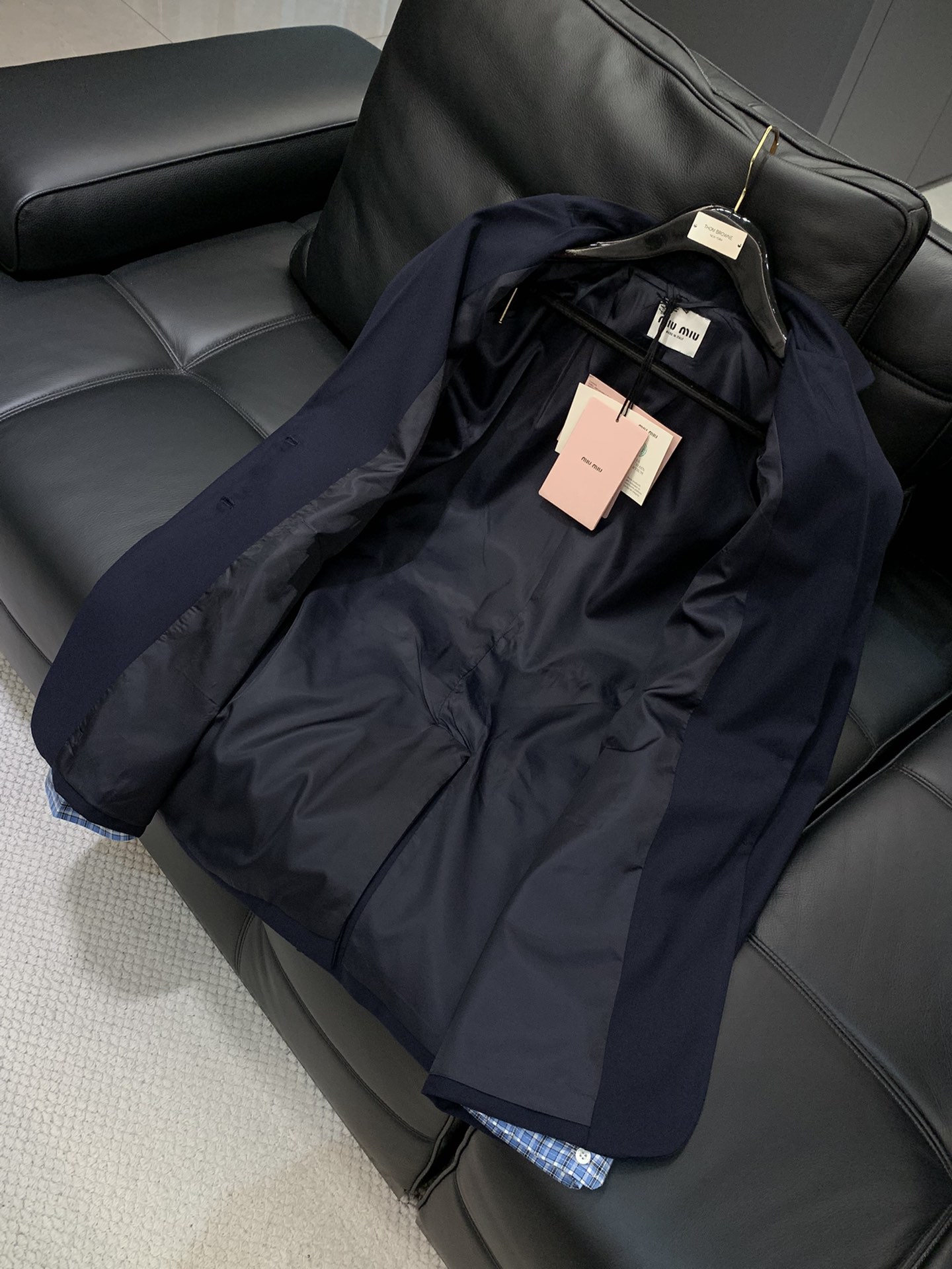 ，miu miu 2025秋季最新品，专柜同步有售，原单狠货，女款时尚休闲西装外套，进口原版面料，上身舒