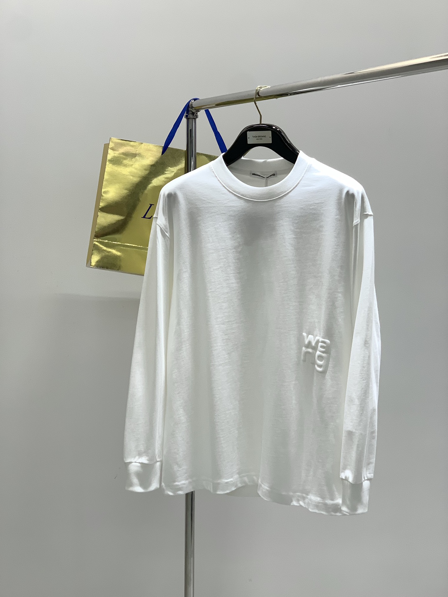 NO:515722,Alexander Wang, 2025 early autumn new product, fashionable and casual round neck long-sleeved T-shirt, available at the counter, top-grade printed craft letter logo, exquisite craftsmanship, unique design, extremely high grade, handsome upper body, 4 color recommendation, S-XL, tees, t-shirt, alexander wang19860909Alexander Wang 亚历山大·王,2025早秋新品,时尚休闲圆领长袖T恤,专柜同步有售,顶级印花工艺字母logo,工艺精湛,独特设计,档次极高,上身帅到爆,4色推荐,码数S-XL,,tees，t-shirt,alexander wang,Men's clothing