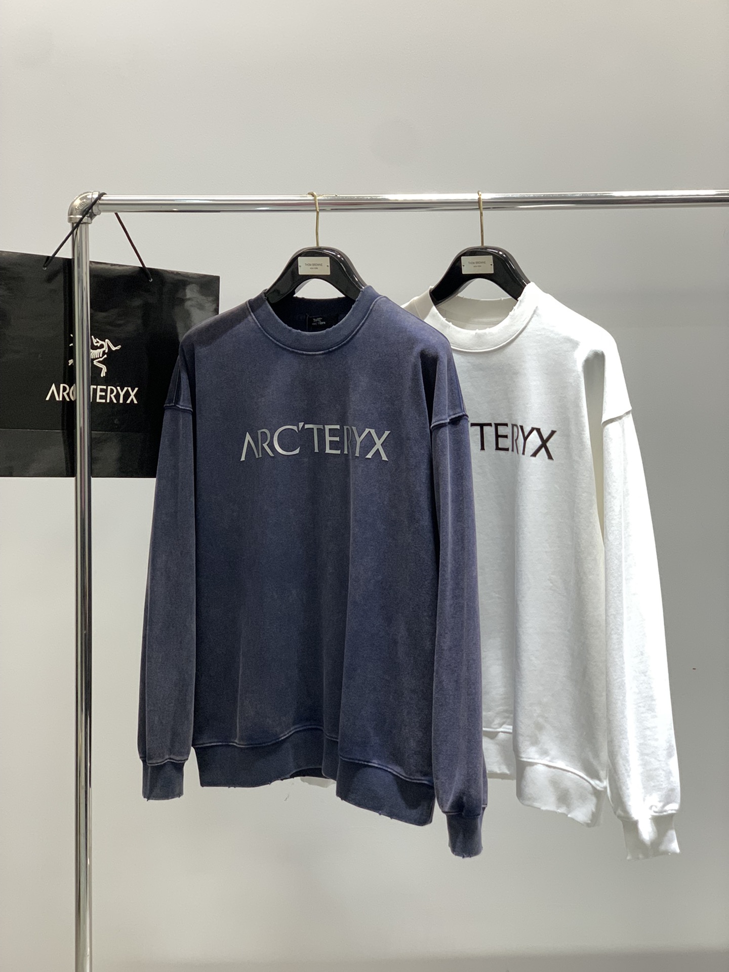 ，ARCTERYX 始祖鸟，2025早秋AW新品，时尚休闲圆领长袖卫衣，专柜同步有售，原单狠货，进口原版