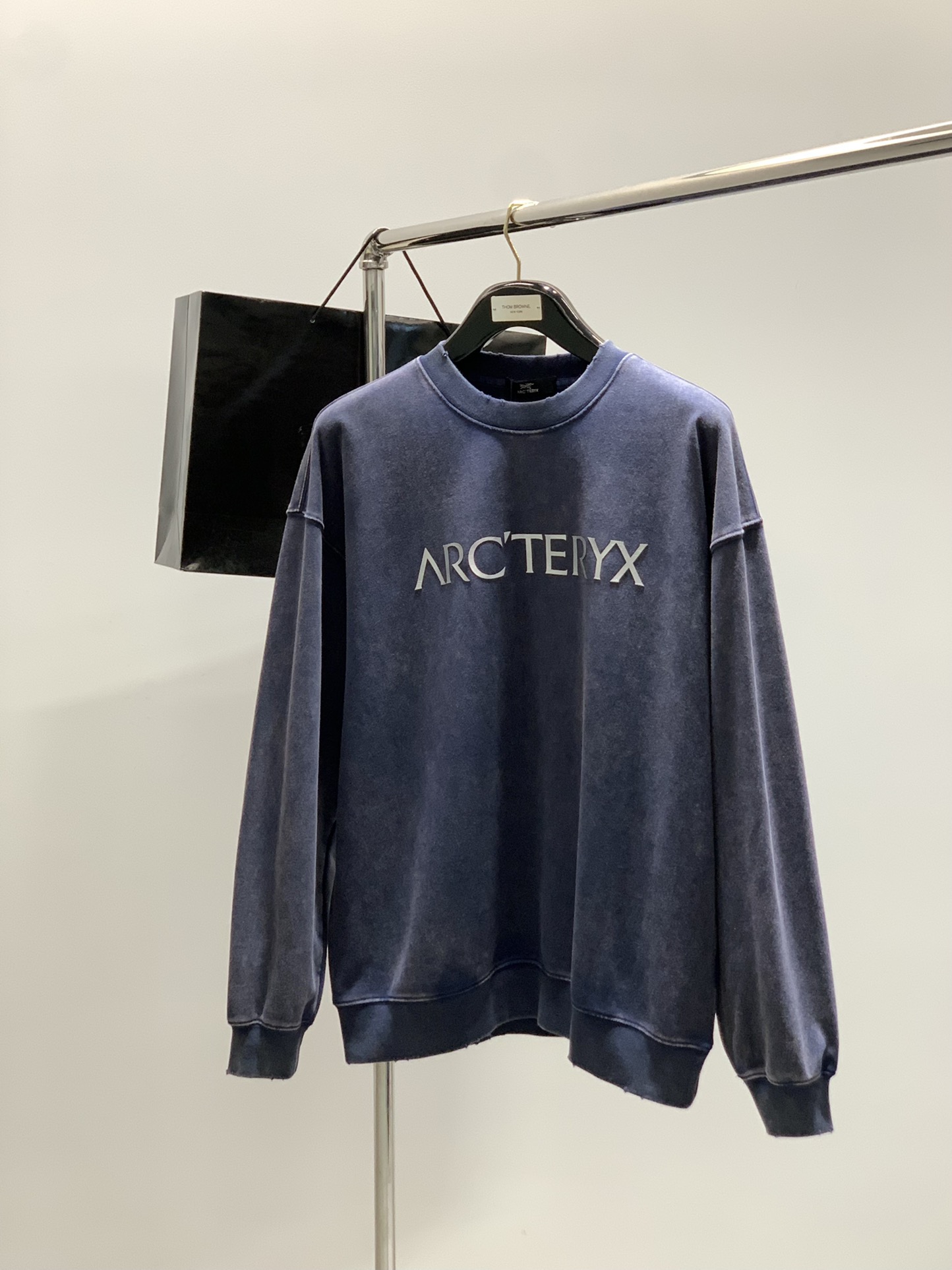 ，ARCTERYX 始祖鸟，2025早秋AW新品，时尚休闲圆领长袖卫衣，专柜同步有售，原单狠货，进口原版