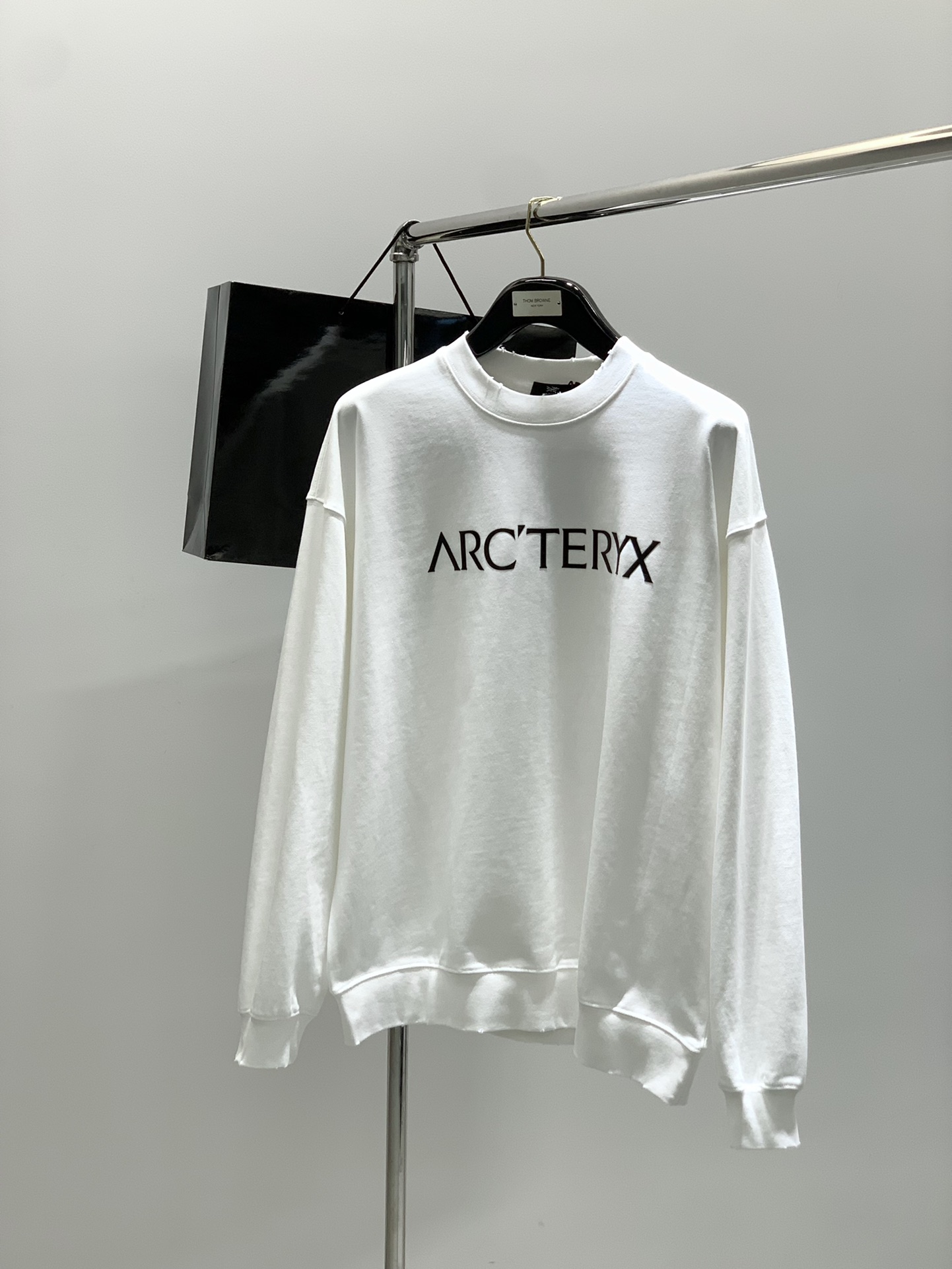 ，ARCTERYX 始祖鸟，2025早秋AW新品，时尚休闲圆领长袖卫衣，专柜同步有售，原单狠货，进口原版