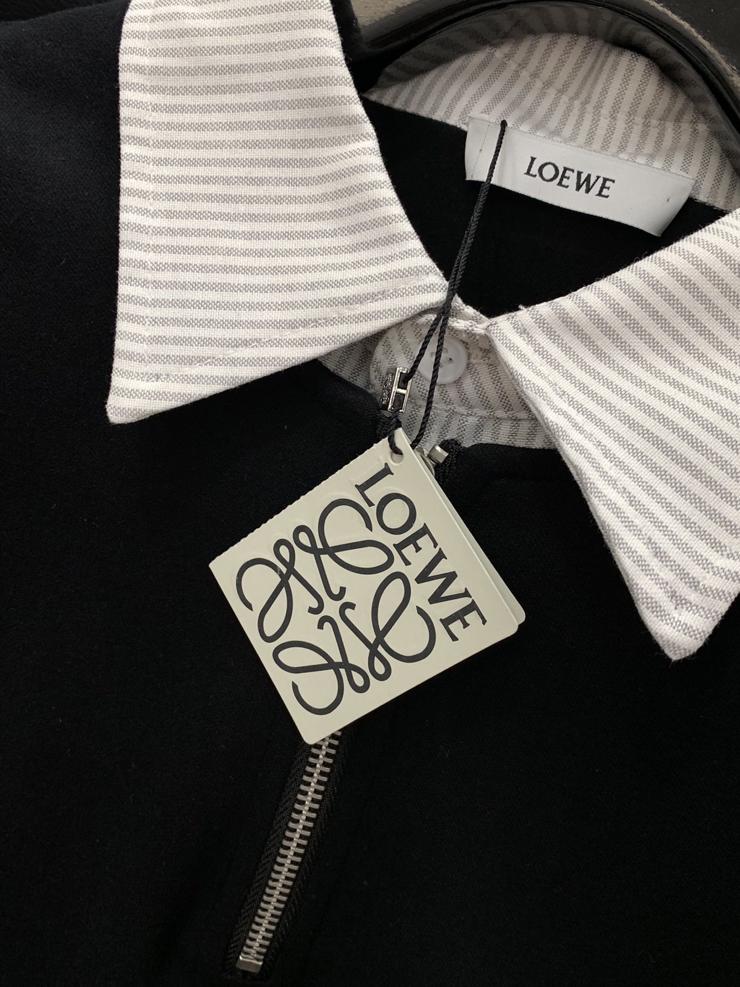 ，Loewe 罗意威，2025秋季最新款，专柜同步有售，原单狠货，时尚休闲假两件卫衣，上身很有特点！吸睛