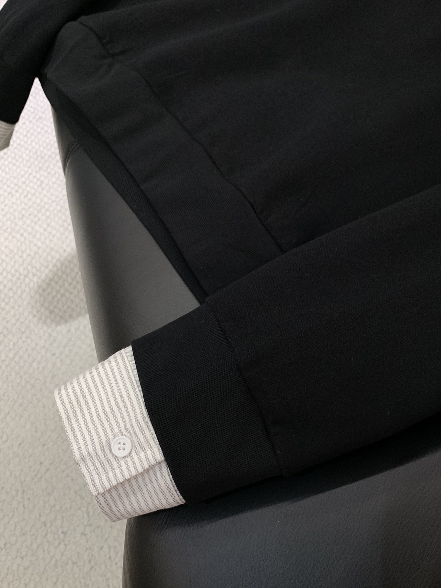 ，Loewe 罗意威，2025秋季最新款，专柜同步有售，原单狠货，时尚休闲假两件卫衣，上身很有特点！吸睛