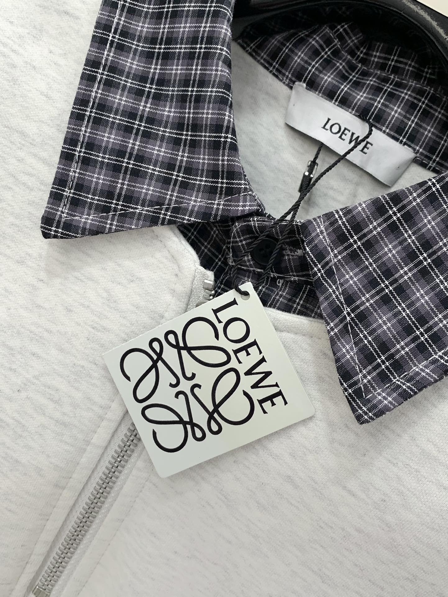 ，Loewe 罗意威，2025秋季最新款，专柜同步有售，原单狠货，时尚休闲假两件卫衣，上身很有特点！吸睛