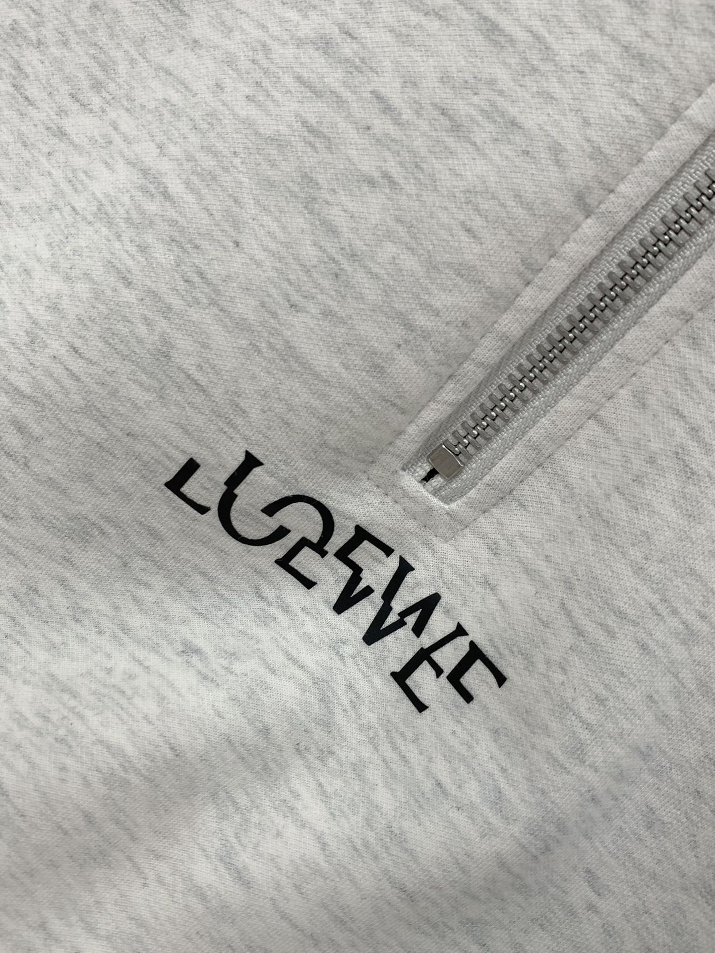 ，Loewe 罗意威，2025秋季最新款，专柜同步有售，原单狠货，时尚休闲假两件卫衣，上身很有特点！吸睛