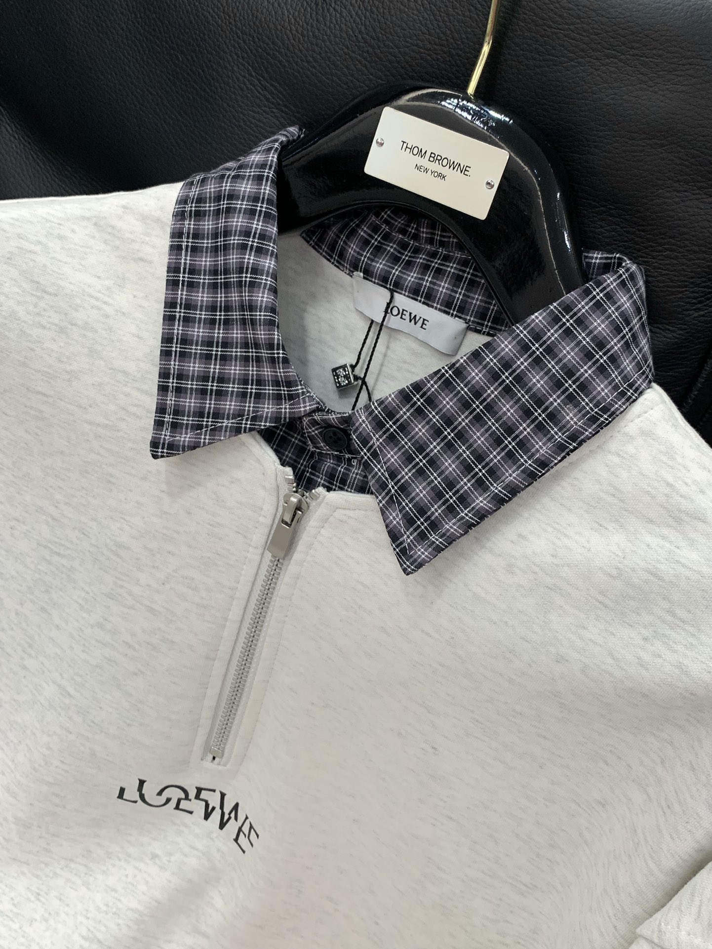 ，Loewe 罗意威，2025秋季最新款，专柜同步有售，原单狠货，时尚休闲假两件卫衣，上身很有特点！吸睛