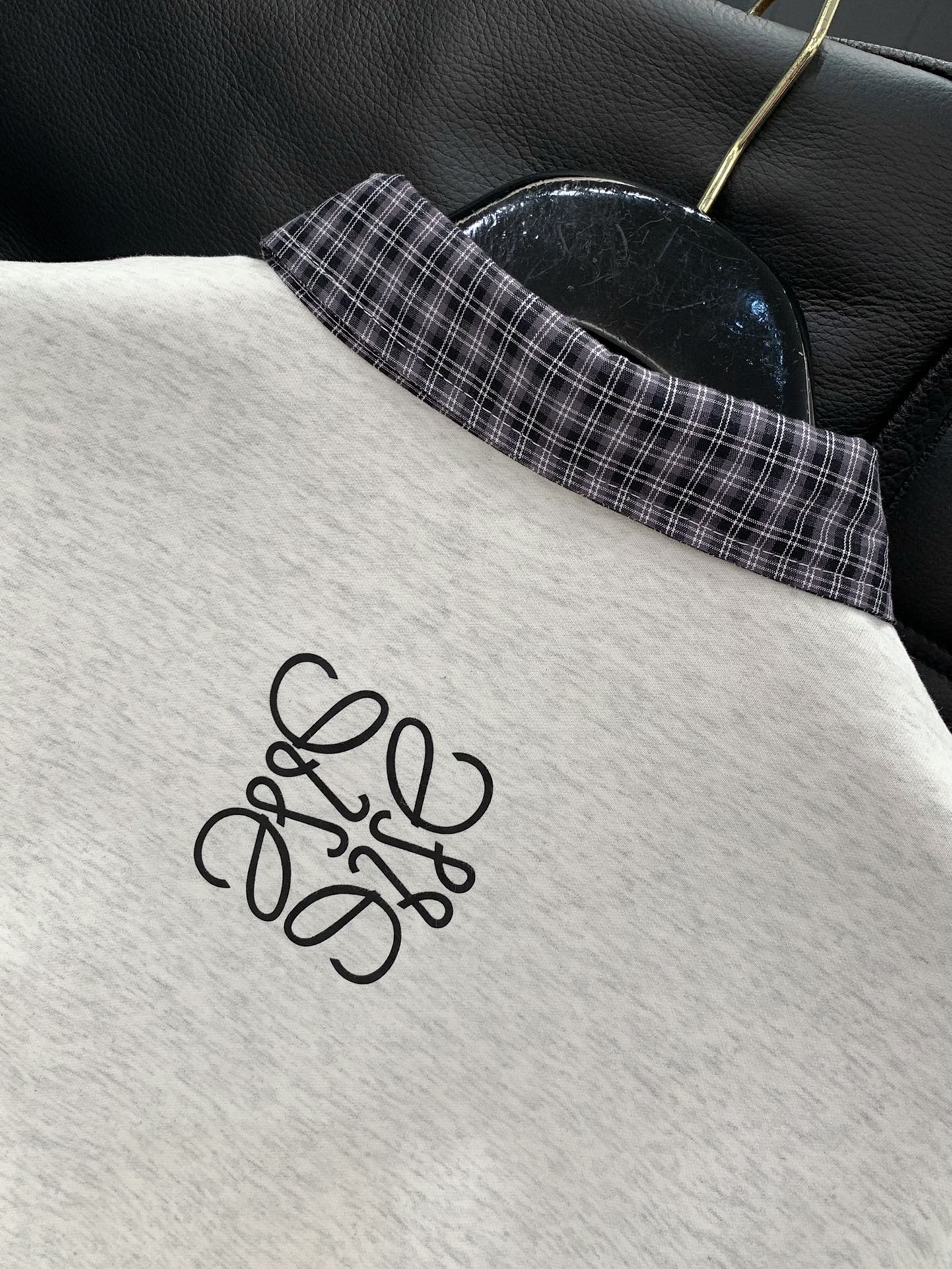 ，Loewe 罗意威，2025秋季最新款，专柜同步有售，原单狠货，时尚休闲假两件卫衣，上身很有特点！吸睛