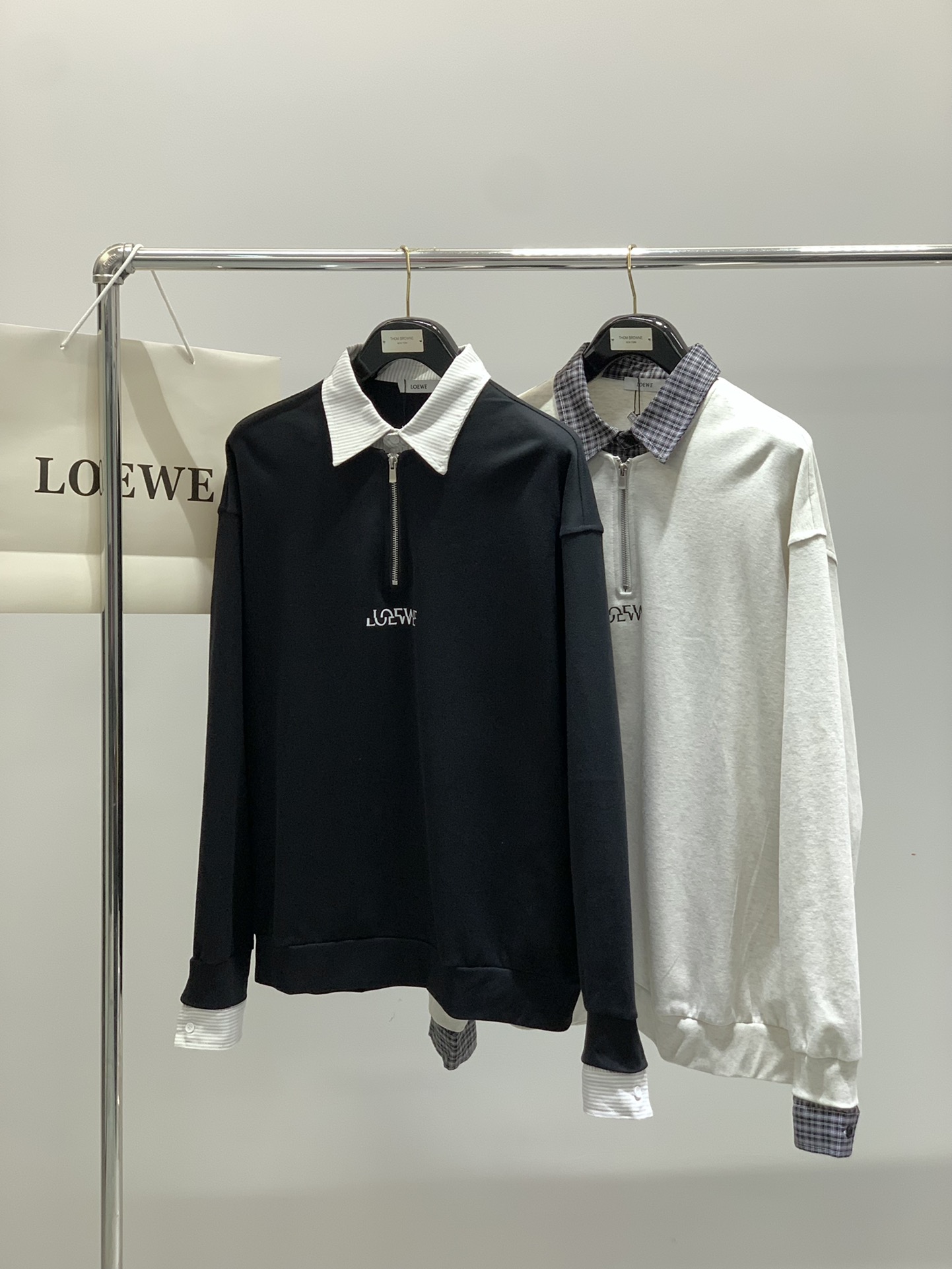 ，Loewe 罗意威，2025秋季最新款，专柜同步有售，原单狠货，时尚休闲假两件卫衣，上身很有特点！吸睛