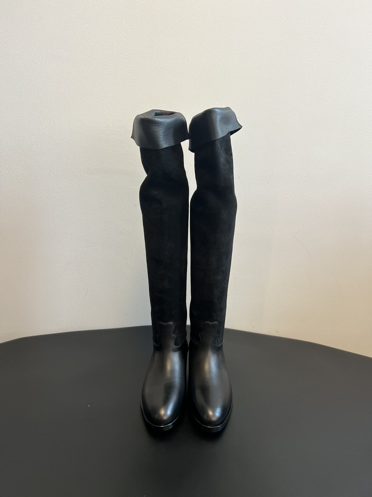 NO:545780,Top quality Short 430 Chanel* Chanel 25 Autumn and Winter Small Suede Color Binding Knight's Mid-Boot High Boots!  Retro style boots western cowboy boots!  Unique western boot design with smooth curves, irregular edges like free lines in the wilderness!  With a casual and free taste, let every step be unrestrained and refined!  Whether it is paired with capable suit pants to create a cool urban style or matching with flowing dresses to create a beautiful combination of hardness and softness. Or it is paired with jeans to interpret the authentic western style!  Upper calfskin + imported double-sided leather inner water dyed cowhide, outsole genuine leather sole Size35-40 (41 custom made without return or exchange), boots, chanel, chanel, boots, skirts, jeans, business suit, cowhide, chamois leather19860909顶级品质 短430 Chane* 香奈儿25秋冬小香麂皮拼色一脚蹬骑士中靴高靴！复古风靴子西部牛仔靴！ 独特的西部靴筒设计 流畅的曲线,不规则的边缘如同旷野中的自由线条！带着随性洒脱的味道.让每一步都踏出不羁与精致！ 无论是搭配干练的西装裤 打造都市酷飒风 还是与飘逸的连衣裙相配 碰撞出刚柔并济的美感.亦或是配上牛仔裤 演绎原汁原味的西部风情！ 鞋面小牛皮+进口双面皮 内里水染牛皮 大底真皮底 Size35-40（41定做不退换）,靴子,chanel,chanel,boots,skirts,jeans,business suit,cowhide,chamois leather,Women's Shoes