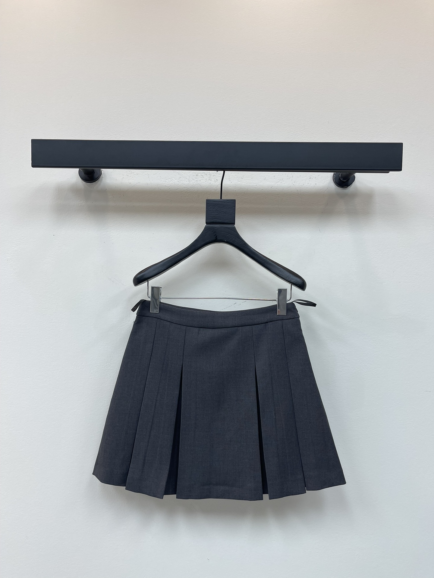 NO:473035,TB 25 new age-reducing college style pleated skirt, the college style is easy to create a high-end outfit~ The pleated skirt is very age-reducing, and the small girl is also super suitable. The drape style is not picky, and the upper body is young and fashionable, and the girlish feel is suddenly revealed!  A versatile style can be worn in all four seasons!  SML, skirts,alexander wang19860909TB 25新款减龄学院风压褶半裙,学院风格轻松打造穿搭高级感满满~,百褶裙摆就非常的减龄小个子妹子也超级合适,垂坠版型又不会挑人,上身年轻又时髦,少女感一下子就出来了！百搭款四个季节都可以穿！SML,,skirts,alexander wang,Women's clothing