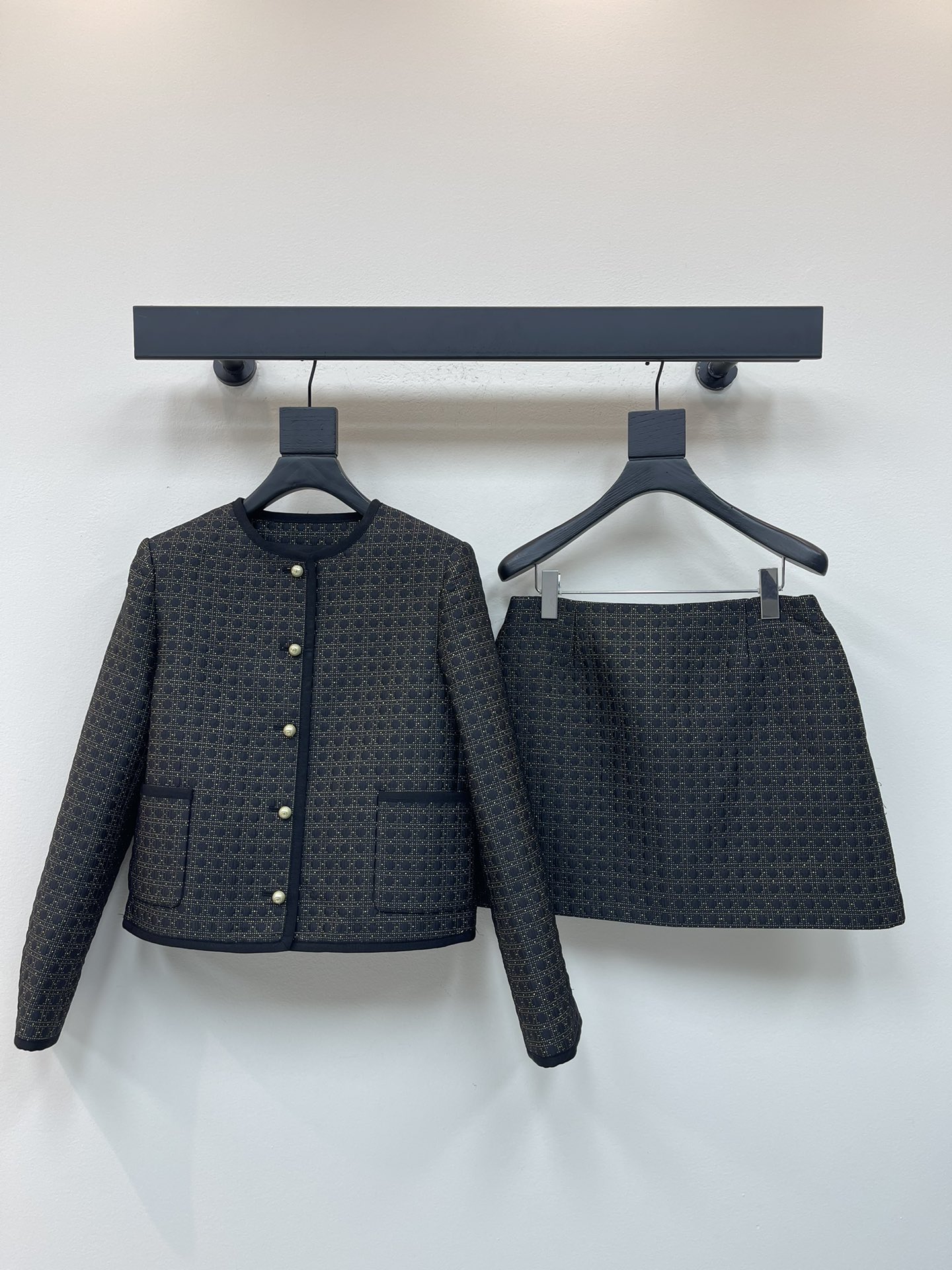 NO:471931,Coat Skirt Dio*25 Early Autumn New Black Gold Plaid Jacquard Round Neck Jacket Skirt Set!  Original development High-end production!  High-end custom thick floral gold wire fabric, round neck single-breasted design, customized metal pearl buckle embellishment, and the skirt style is also very good, both look and wear, it is very high-end, completely versatile for anyone, relief jacquard craftsmanship, very good texture, giving people a noble and gentle feeling. Recommend a set!  SML, dior, skirts, jackets & coats, alexander wang19860909外套 半裙Dio*25早秋新款黑金格纹提花圆领外套半裙套装！原版开发 高版出品！高级定制粗花金丝线面料 圆领单排扣设计,定制金属珍珠扣点缀,半裙版型也非常赞无论是看起来还是穿起来都是很高级 完全百搭任何人 浮雕提花工艺 花纹质感非常好 给人一种高贵斯文的感觉 推荐一套入！SML,,dior,skirts,jackets & coats,alexander wang,Women's clothing