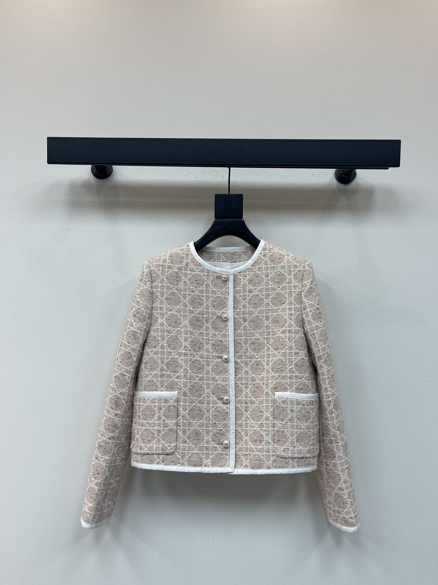 NO:481445,Dio* new product Miss D limited glutinous pink plaid plaid classic box-shaped round neck suit jacket developed custom three-dimensional woven tweed fabric three-dimensional and wide, classic H-shaped upper body looks slim and tall, versatile and unscrupulous, chaebol daughter high-end baby pink French elegant temperament, white and rich beauty must-have items SML, dior, jackets & coats, business suit, alexander wang19860909Dio*新品Miss D限定糯粉色戴妃藤格纹经典箱型圆领西装小外套 开发定制立体编织粗花呢面料立体挺阔 经典H版型上身显瘦又高挑 百搭不挑人财阀千金高级baby粉调法式优雅气质 白富美必入单品 SML,,dior,jackets & coats,business suit,alexander wang,Women's clothing