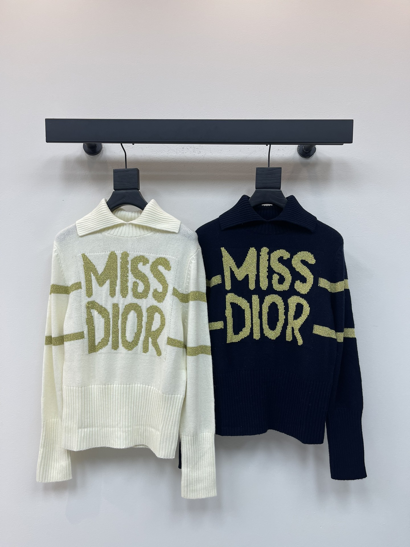 NO:469212,Dio*25 early autumn new ski turtleneck knitted pullover sweater Customized YB wool yarn wool, high-quality texture, comfortable and soft, medium-high lapel long-sleeved sweater cut, compact knitted cold and windproof, wide threaded edging of the leader echoes the hem, Miss Dior letter hook flower arm horizontal bar striped contrasting color decoration on the chest, showing the brand tone, regular shoulder style, simple and versatile autumn and winter daily, the latest winter ski series, handsome and fashionable!  SML, dior, sweaters, alexander wang19860909Dio*25早秋新款滑雪高领针织套头毛衣 定制YB羊毛纱线织造 质感高级 舒适柔软 中高翻领长袖毛衣剪裁 密实针织御寒防风 领袖口宽螺纹包边与衣摆相呼应 胸前Miss Dior字母钩花手臂横杠条纹撞色装饰 彰显品牌调性 正肩款常规版型 秋冬日常简约百搭 最新冬季滑雪系列 帅气时尚！SML,,dior,sweaters,alexander wang,Women's clothing