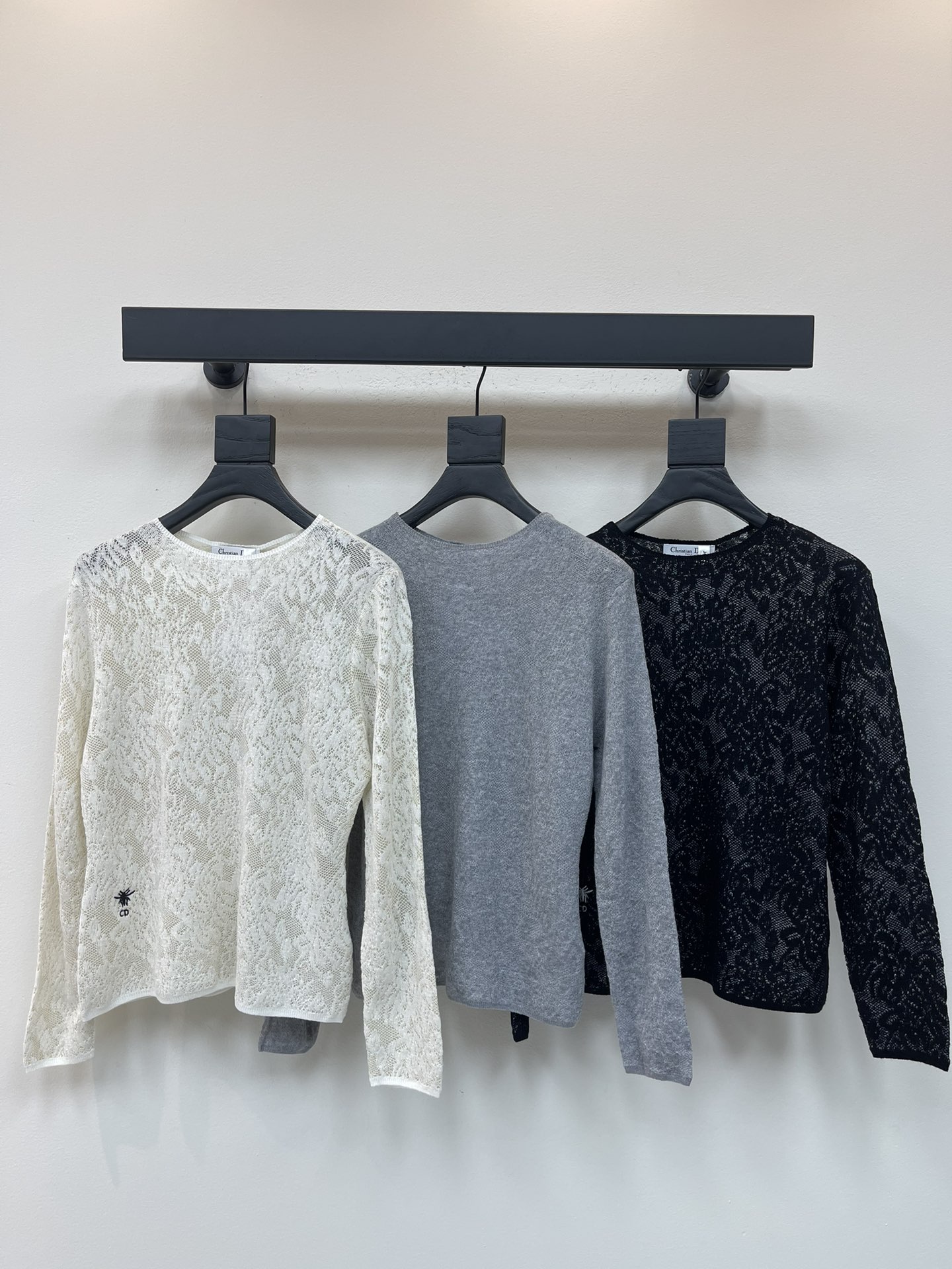 NO:470839,Dio*25 early autumn new lace knitted top Customized wool knitted material Soft and delicate Texture Comfortable Hem CD bee embroidery embellishment Exquisite lace pattern design Round neck pullover style Spring and autumn versatile SML, dior, alexander wang19860909Dio*25早秋新款蕾丝针织上衣 定制羊毛针织材质 柔软细腻 质感舒适 下摆CD小蜜蜂刺绣点缀 精致蕾丝花纹设计 圆领套头款式 春秋百搭 SML,,dior,alexander wang,Women's clothing