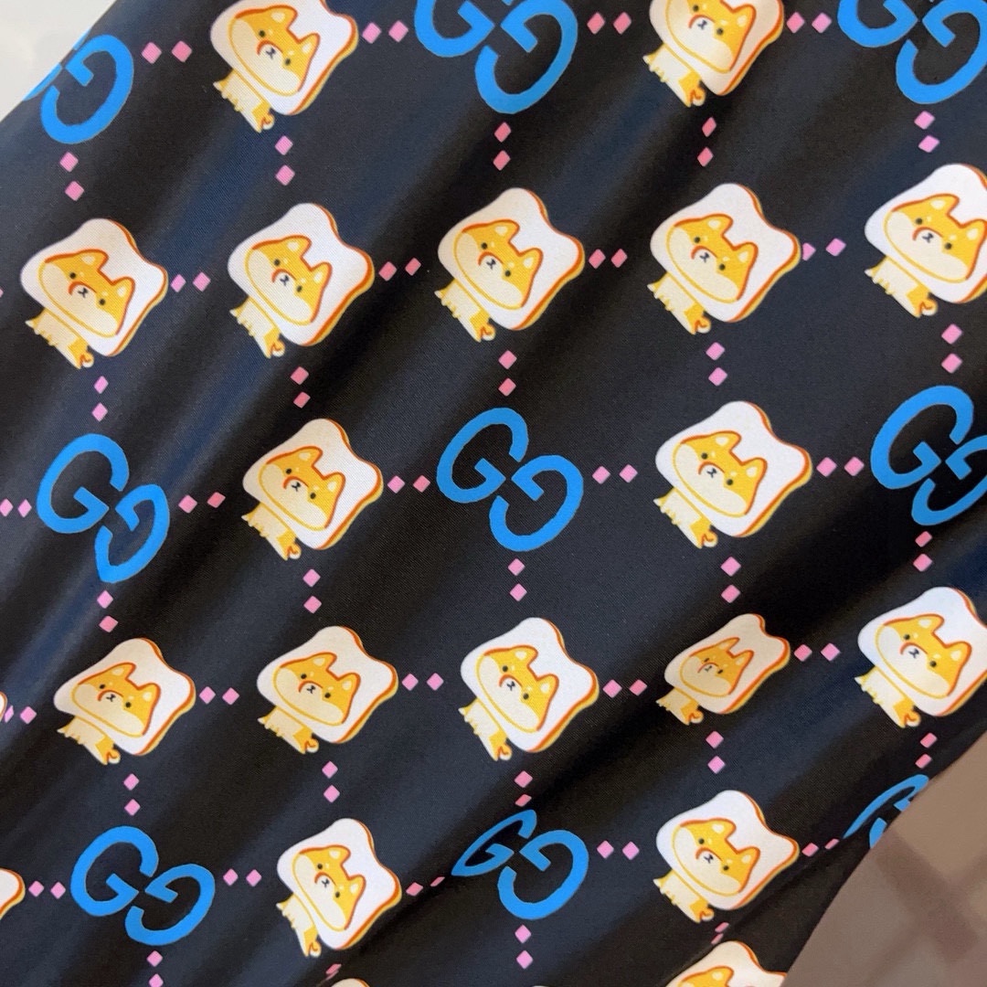 。
Gucci古奇经典英伦格泳衣，实物实在太美了！拍不出来它的美😍谁穿谁美！很值得入手✋ SML