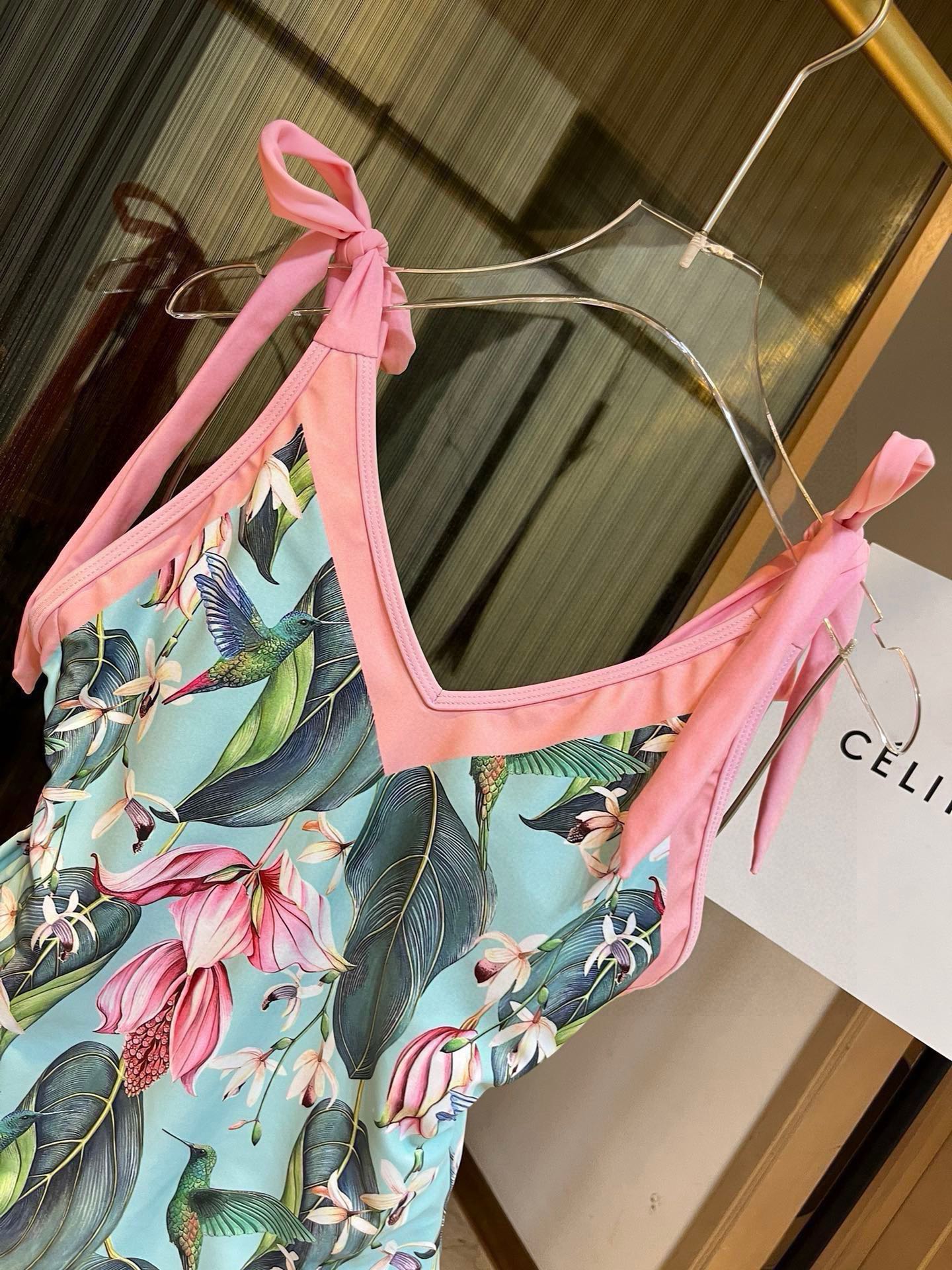 。
Gucci古奇新款连体泳衣  😍🥰适合多种场景的游泳衣🏊‍♀️海边 游泳池 温泉 水上乐园 漂流都可