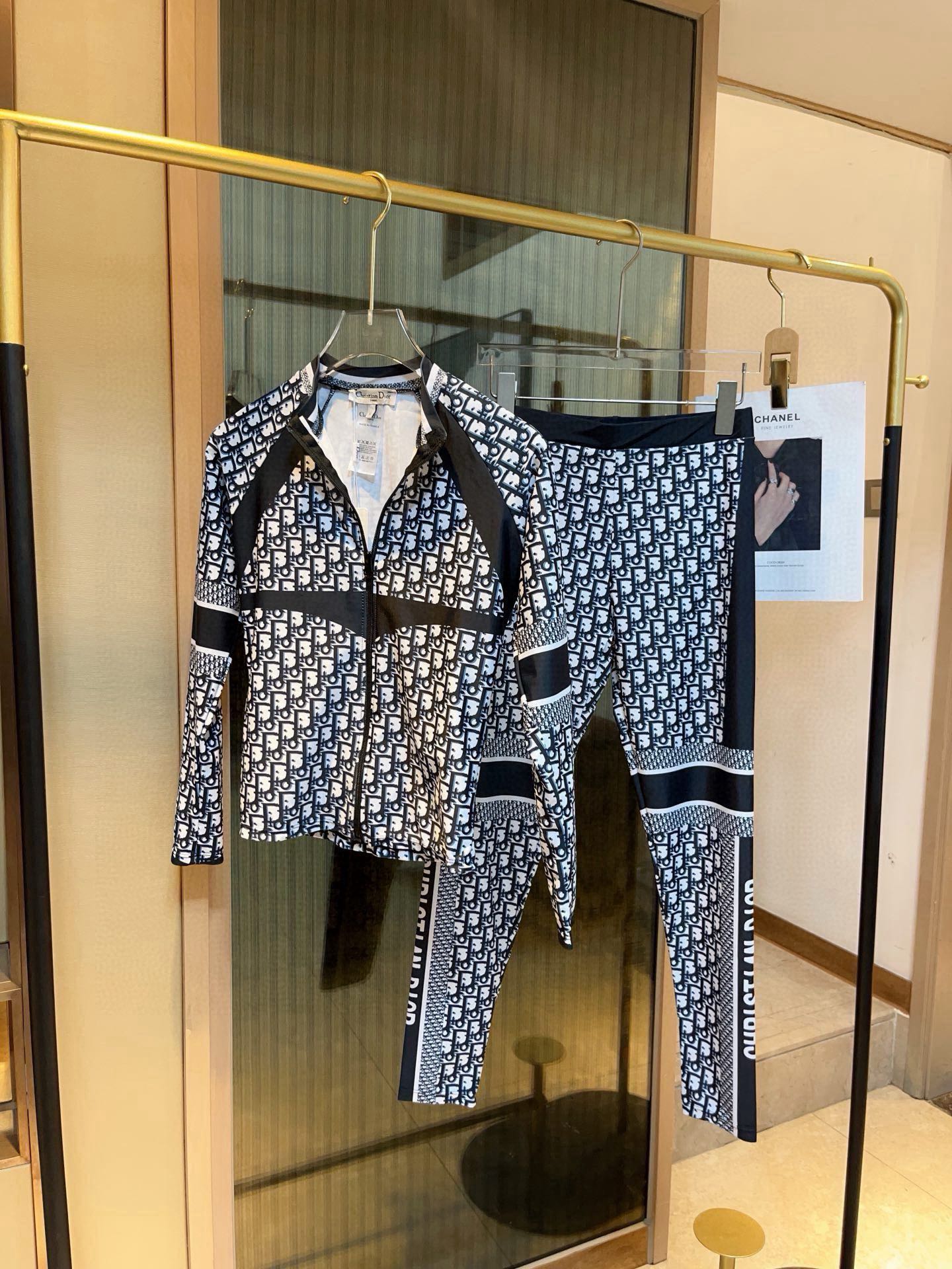 🆕
Dior新款高弹力健身瑜伽服运动套装 修身提臀显瘦打底裤脚          码数：SM L Xl