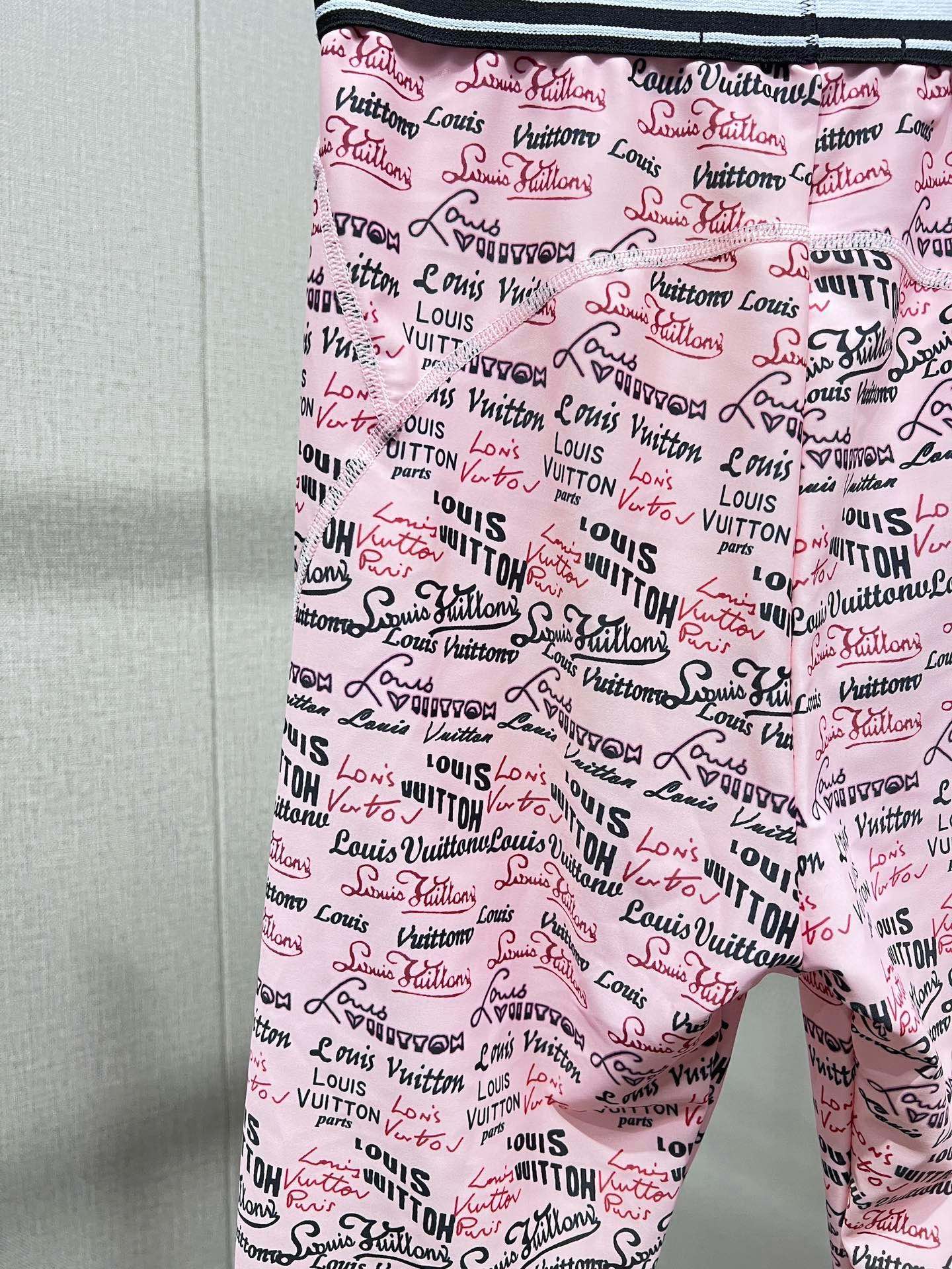 
 ¥ 
Lv新款高弹力健身瑜伽服运动套装~塑腰小背心（无胸垫）+修身提臀显瘦打底裤脚 码数：SM L