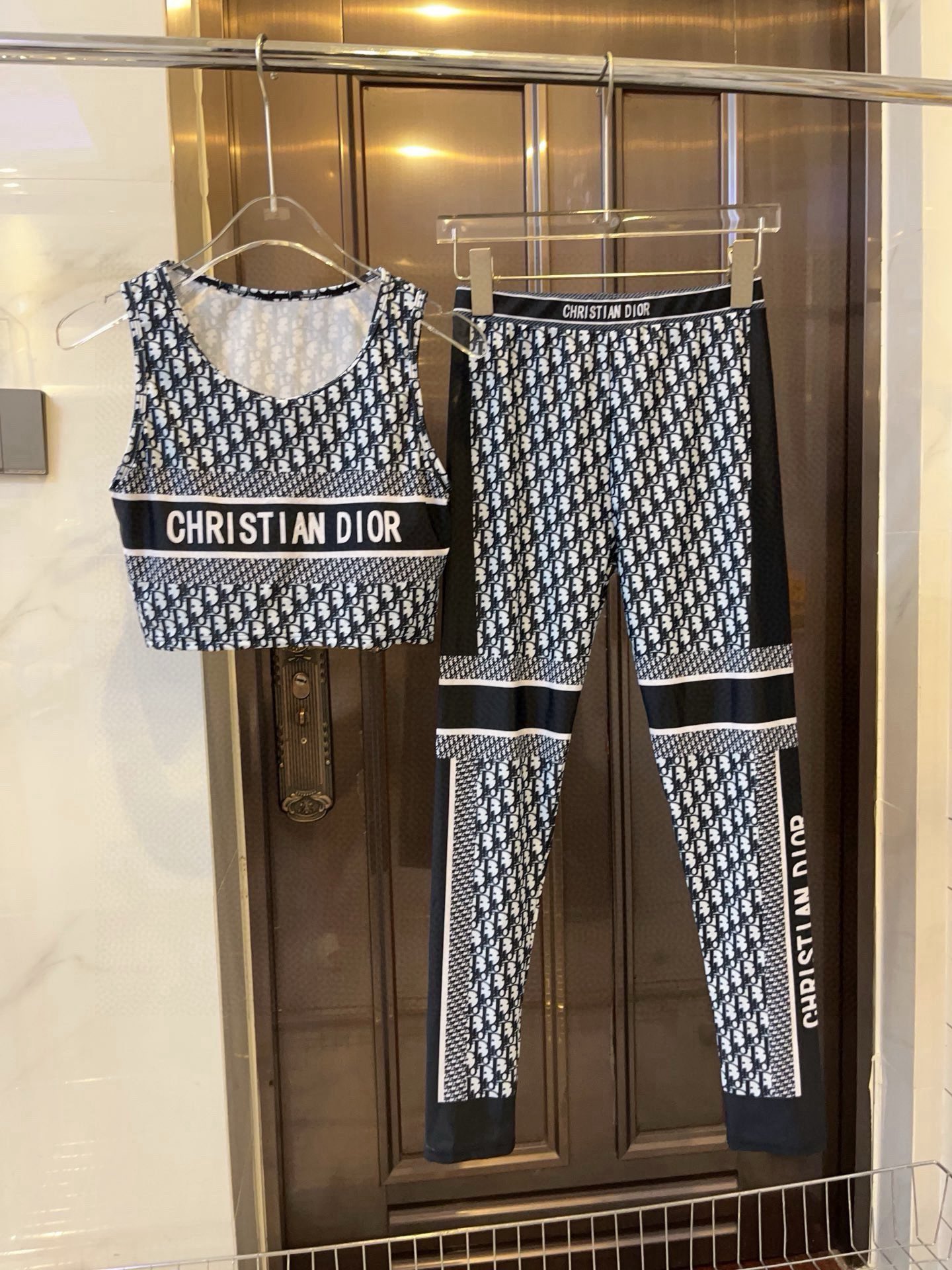 🆕
Dior迪奥高弹力健身瑜伽服运动套装~塑腰小背心（有胸垫）+修身提臀显瘦打底裤脚 码数：SM L X