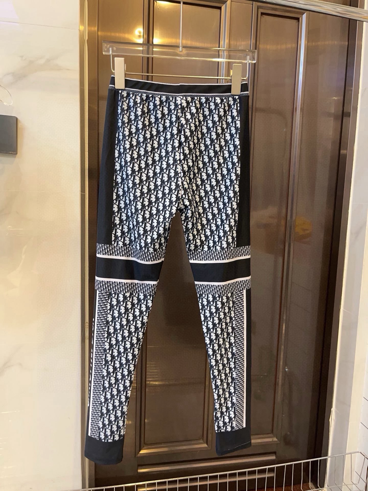 🆕
Dior迪奥高弹力健身瑜伽服运动套装~塑腰小背心（有胸垫）+修身提臀显瘦打底裤脚 码数：SM L X