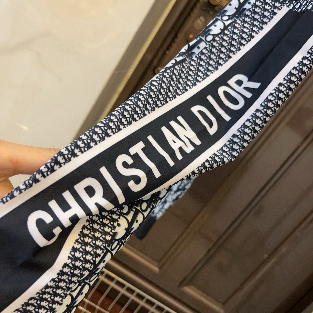 🆕
Dior迪奥高弹力健身瑜伽服运动套装~塑腰小背心（有胸垫）+修身提臀显瘦打底裤脚 码数：SM L X