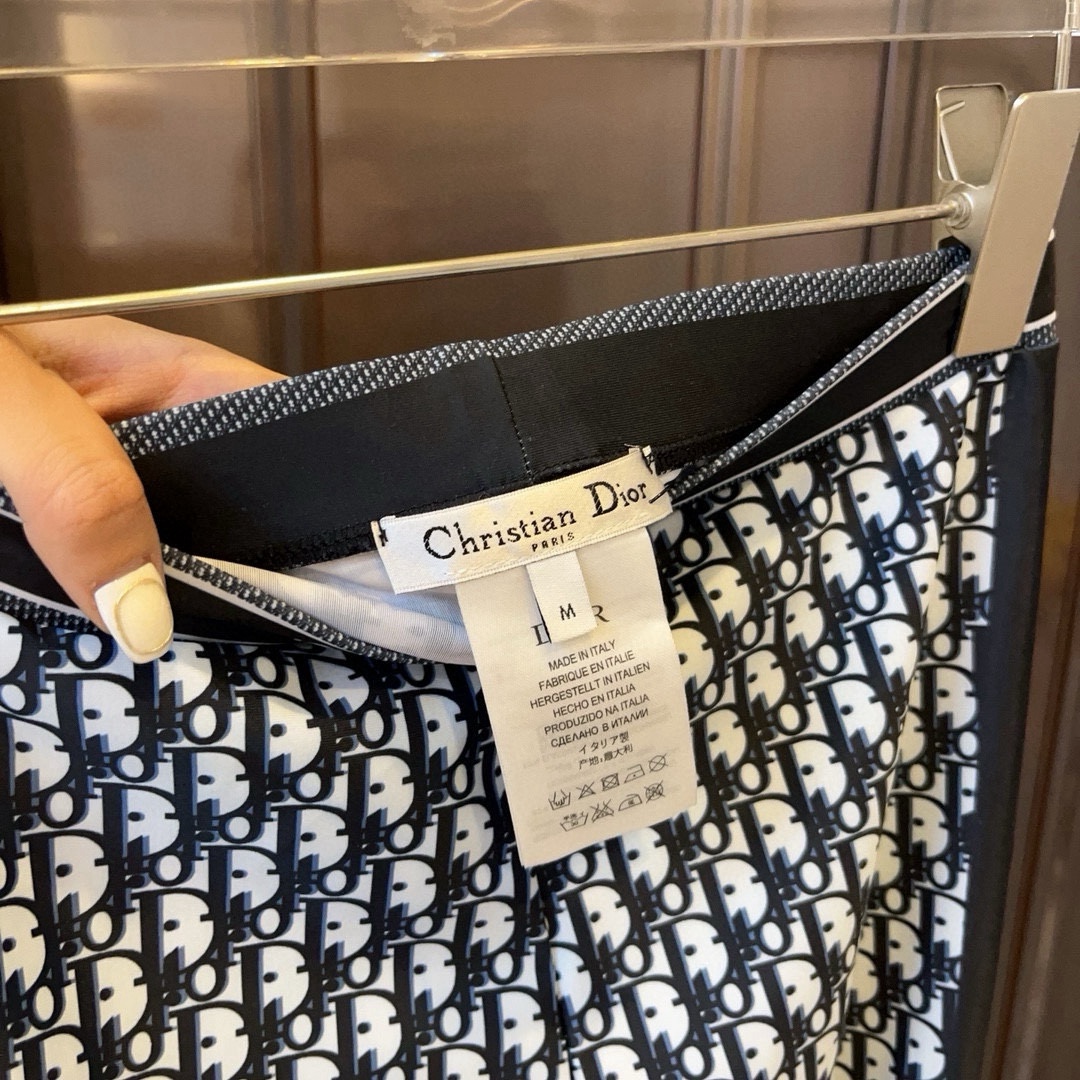 🆕
Dior迪奥高弹力健身瑜伽服运动套装~塑腰小背心（有胸垫）+修身提臀显瘦打底裤脚 码数：SM L X