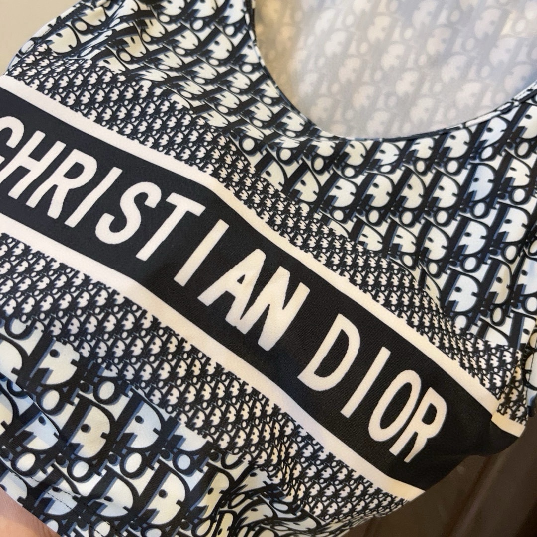 🆕
Dior迪奥高弹力健身瑜伽服运动套装~塑腰小背心（有胸垫）+修身提臀显瘦打底裤脚 码数：SM L X
