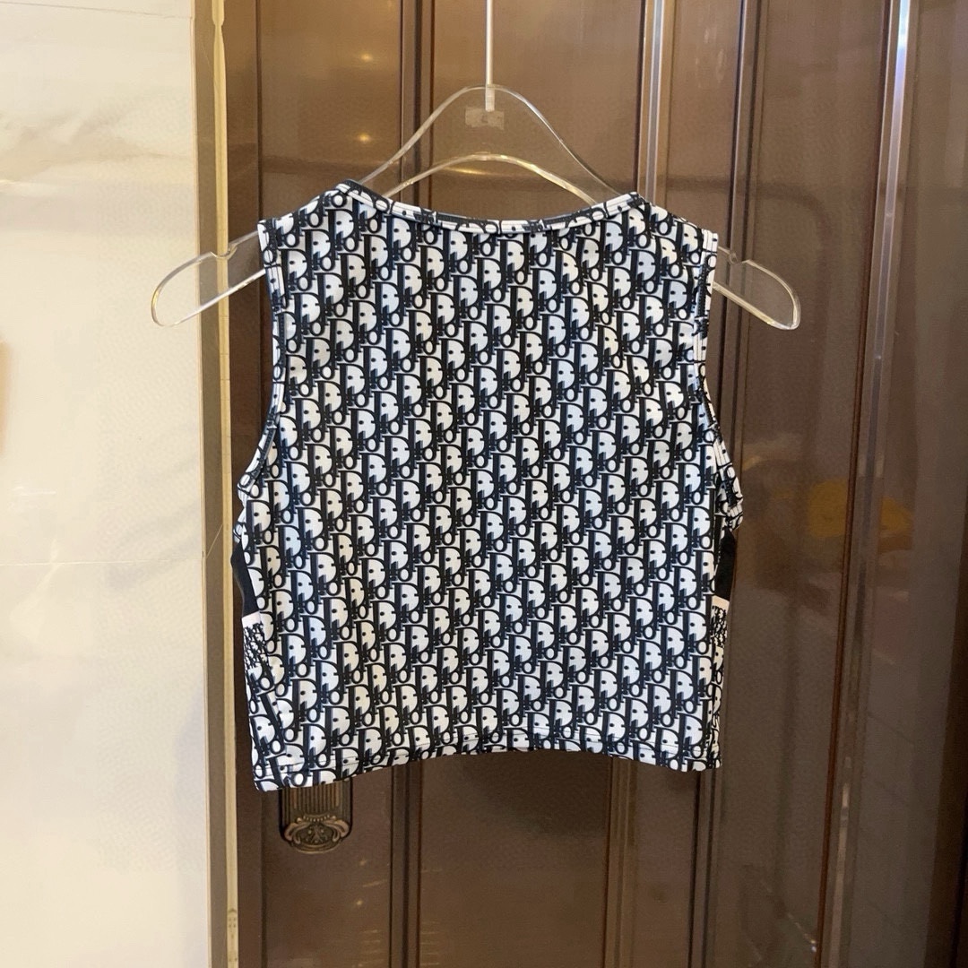 🆕
Dior迪奥高弹力健身瑜伽服运动套装~塑腰小背心（有胸垫）+修身提臀显瘦打底裤脚 码数：SM L X