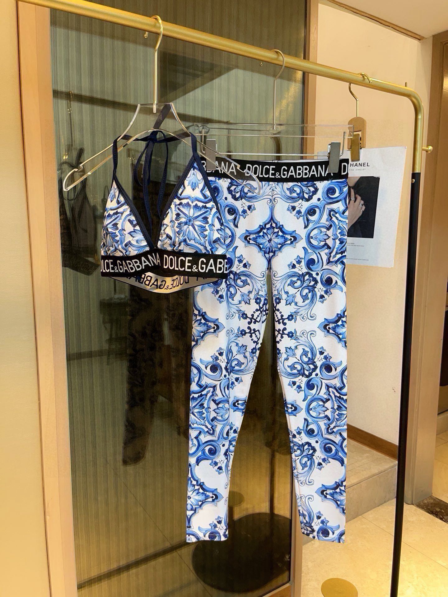 🆕
D&G新款高弹力健身瑜伽服运动套装~塑腰小背心（带胸垫）+修身提臀显瘦打底裤脚          码