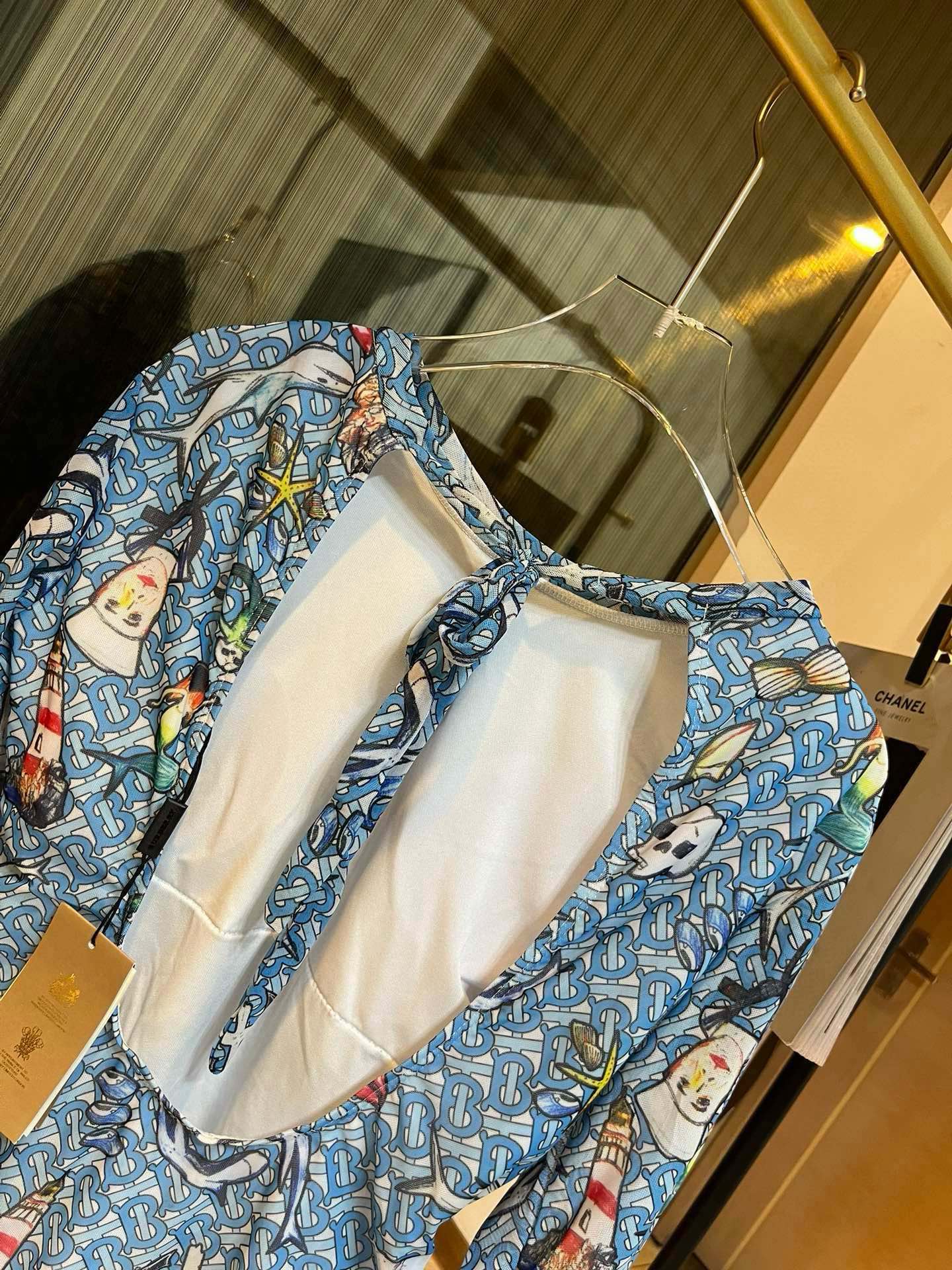 🆕

Chanel香奈儿荷叶边不规则连体泳衣比基尼👙，小心机又大方，黑 白两色，SM L