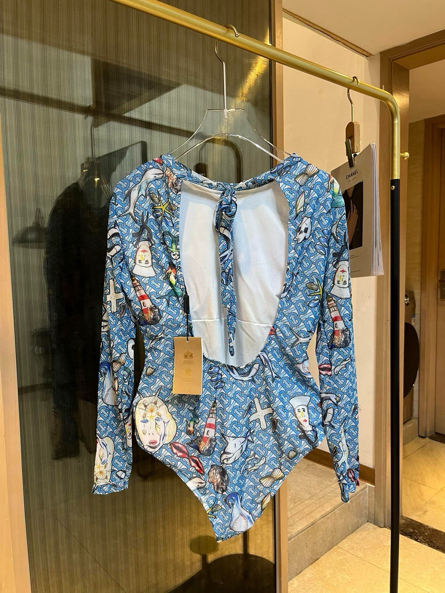 🆕

Chanel香奈儿荷叶边不规则连体泳衣比基尼👙，小心机又大方，黑 白两色，SM L