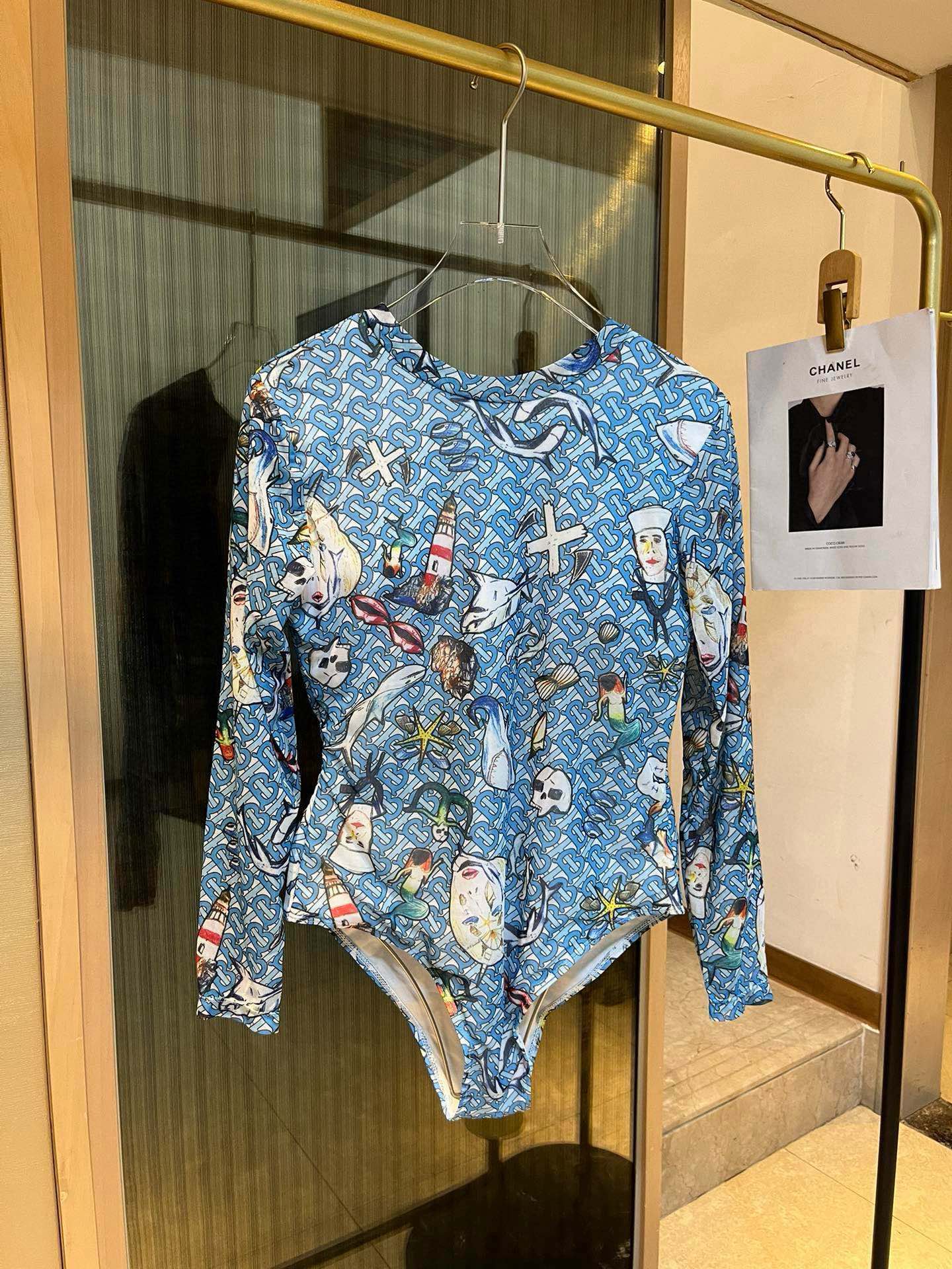 🆕

Chanel香奈儿荷叶边不规则连体泳衣比基尼👙，小心机又大方，黑 白两色，SM L
