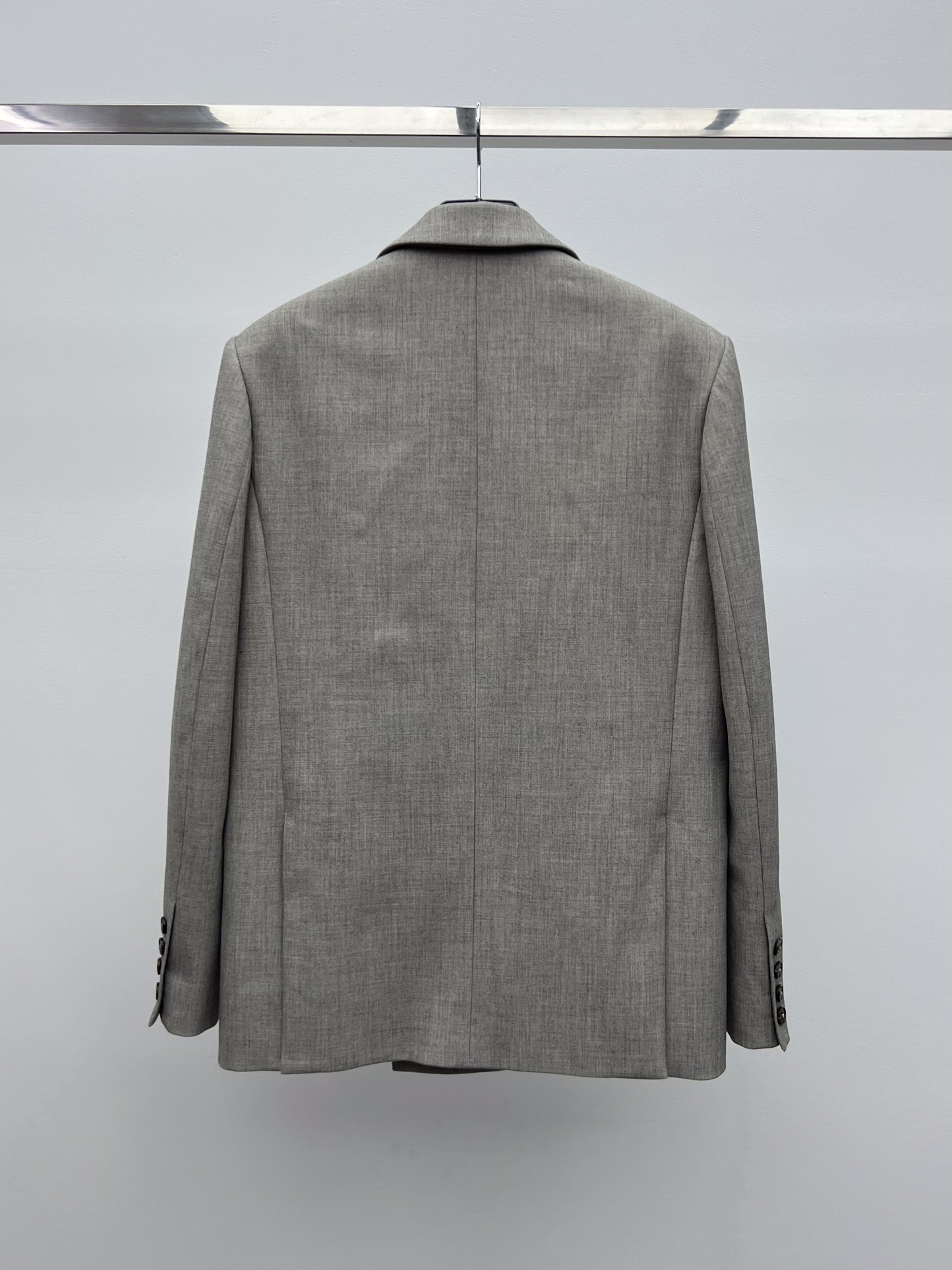 “Saint Laurent Light Gray Suit with Classic Contour Pad Shoulder and High Waist” - 图片 8