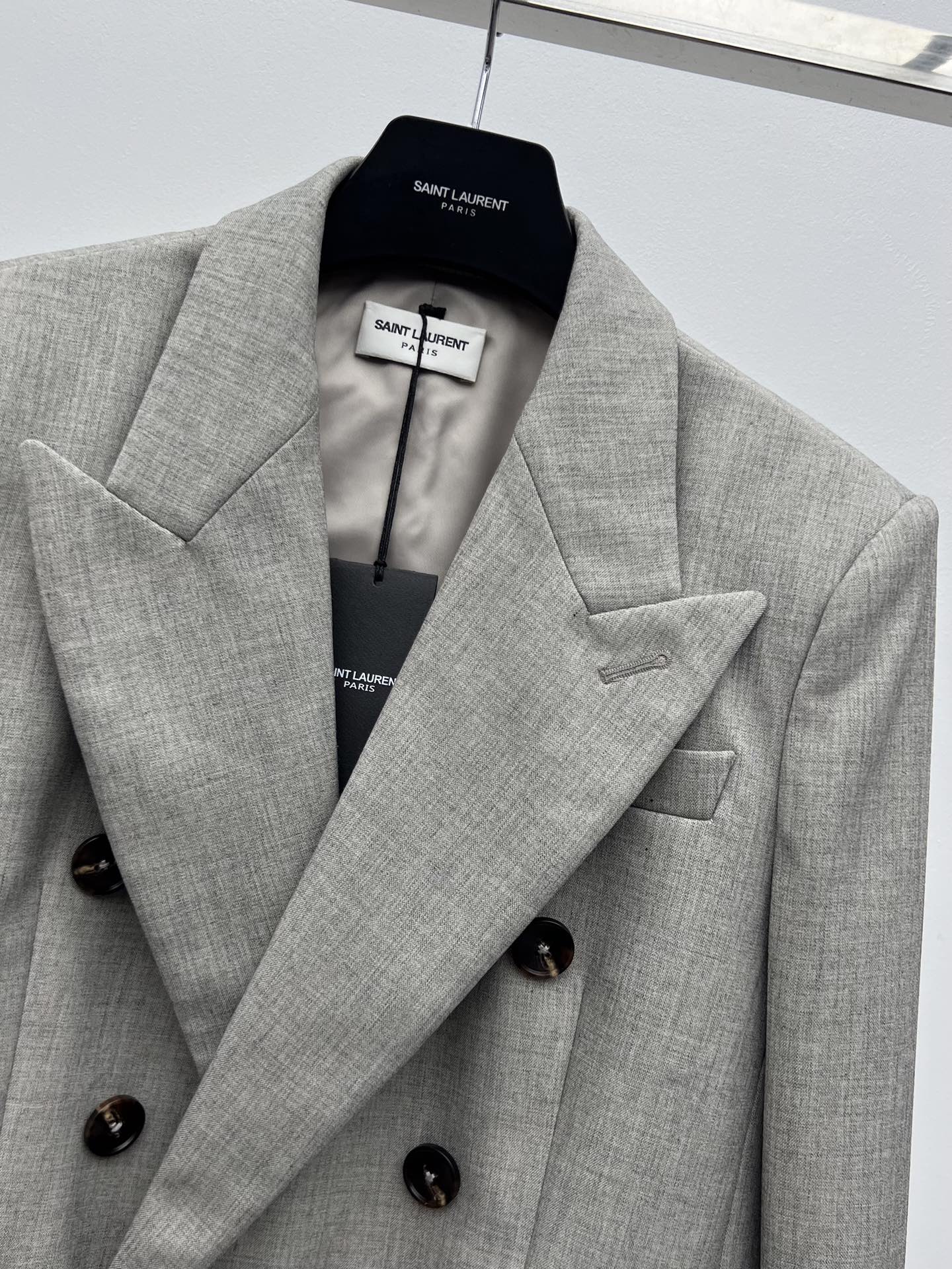 “Saint Laurent Light Gray Suit with Classic Contour Pad Shoulder and High Waist” - 图片 3