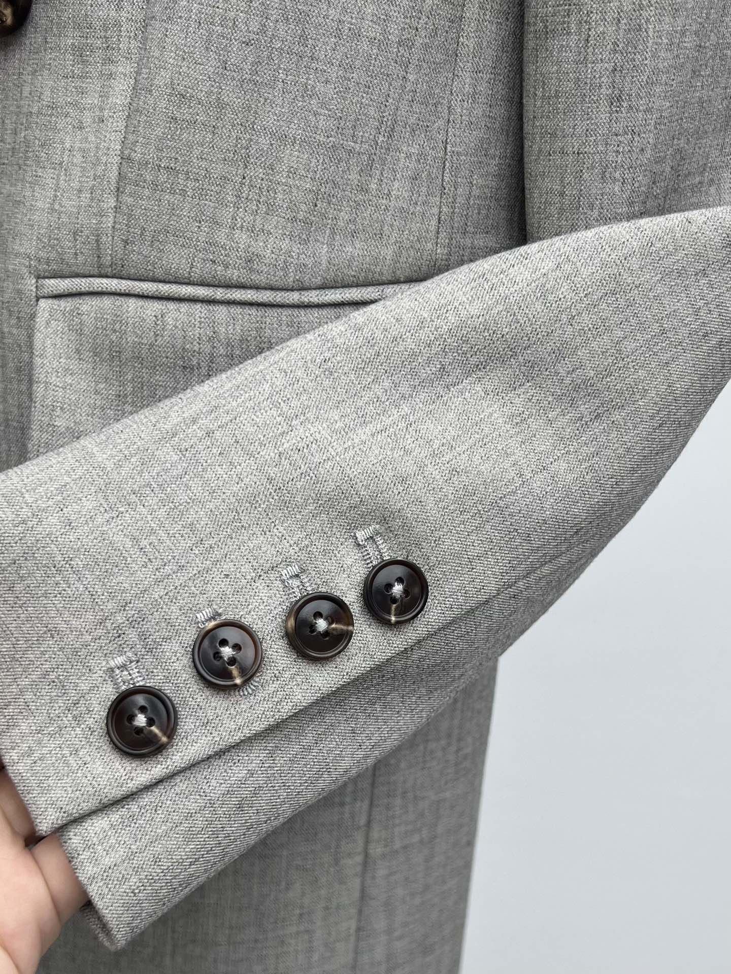 “Saint Laurent Light Gray Suit with Classic Contour Pad Shoulder and High Waist” - 图片 7