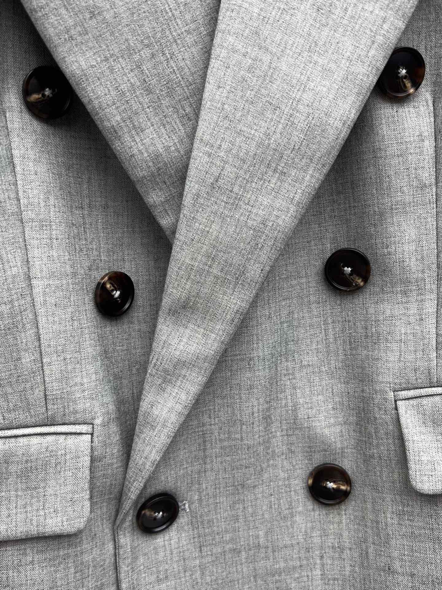 “Saint Laurent Light Gray Suit with Classic Contour Pad Shoulder and High Waist” - 图片 5
