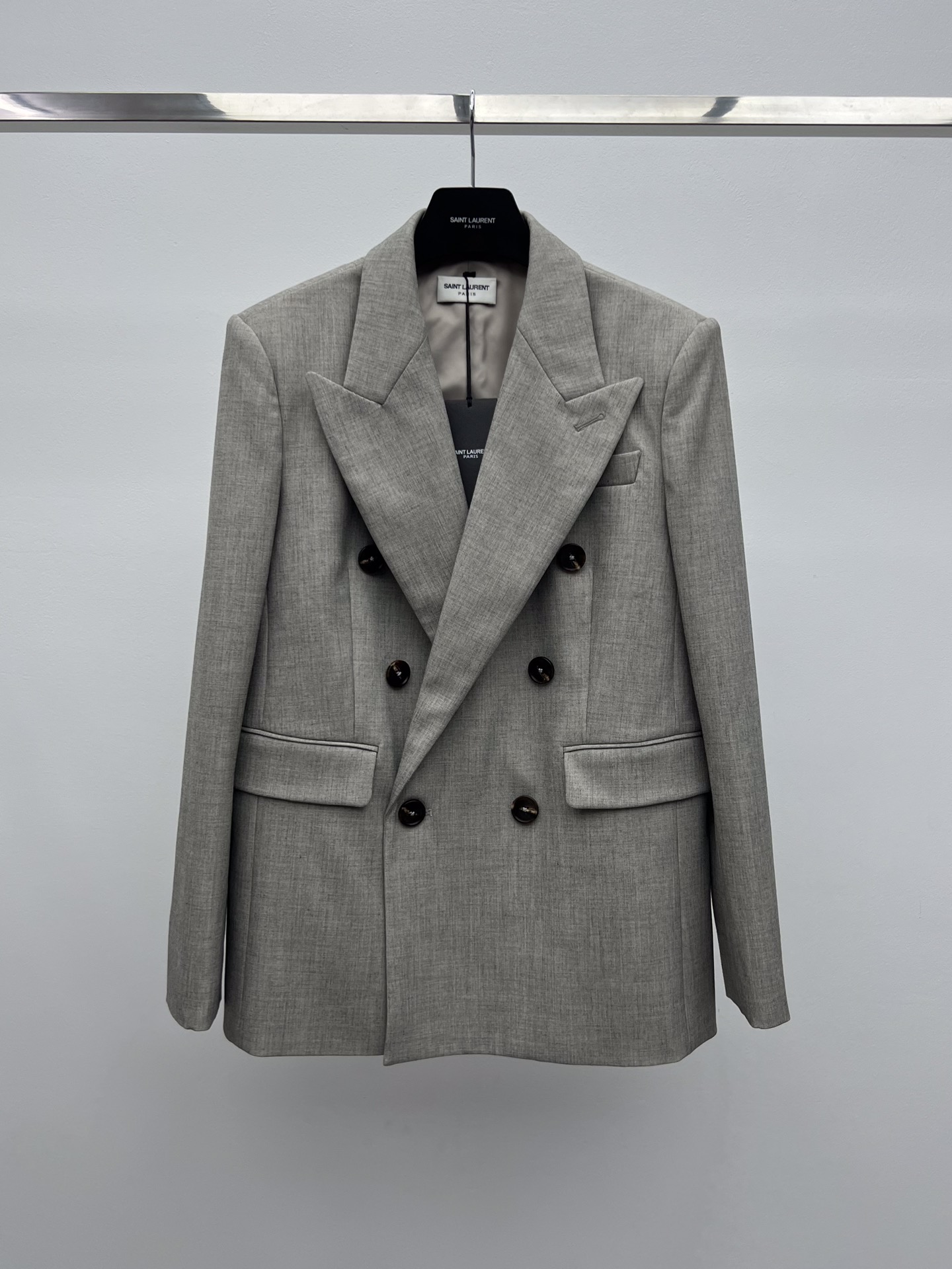 “Saint Laurent Light Gray Suit with Classic Contour Pad Shoulder and High Waist” - 图片 2