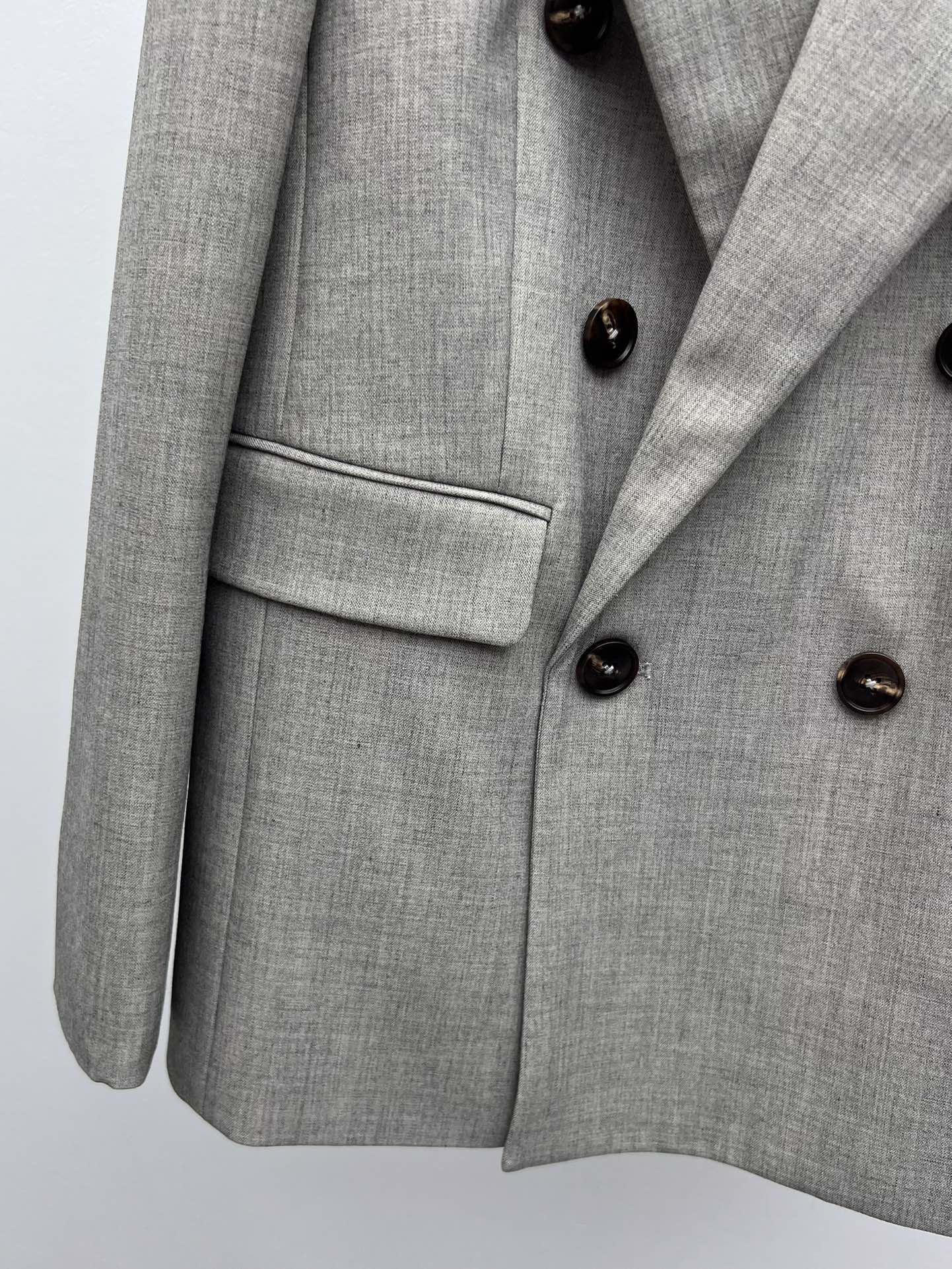 “Saint Laurent Light Gray Suit with Classic Contour Pad Shoulder and High Waist” - 图片 6