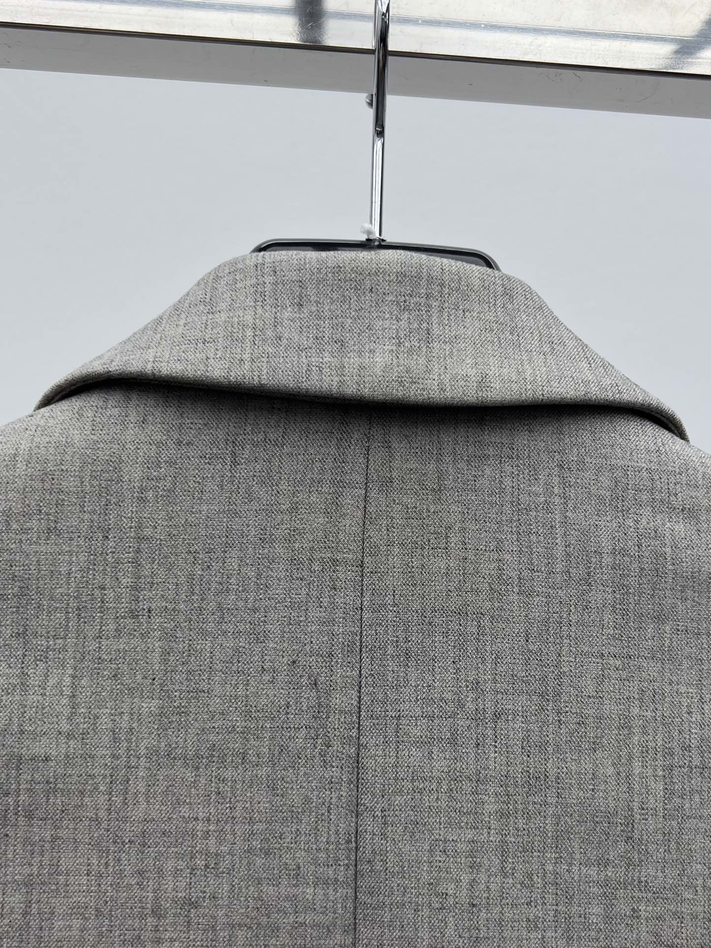 “Saint Laurent Light Gray Suit with Classic Contour Pad Shoulder and High Waist” - 图片 9