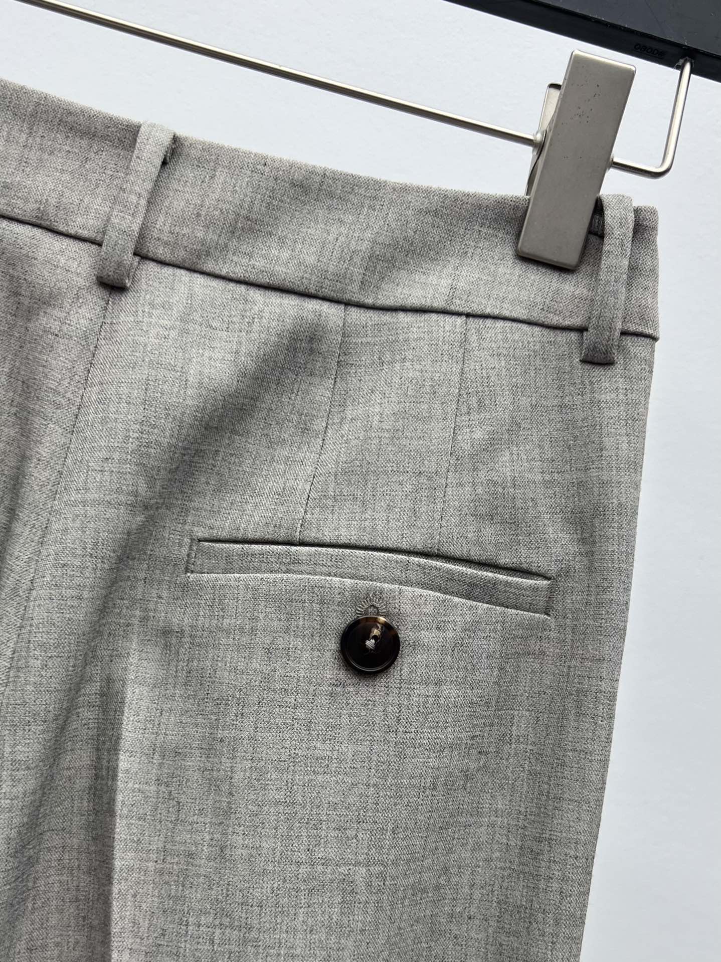 “Saint Laurent Light Gray Suit Collection with Classic Silhouette and YSL Power” - 图片 7