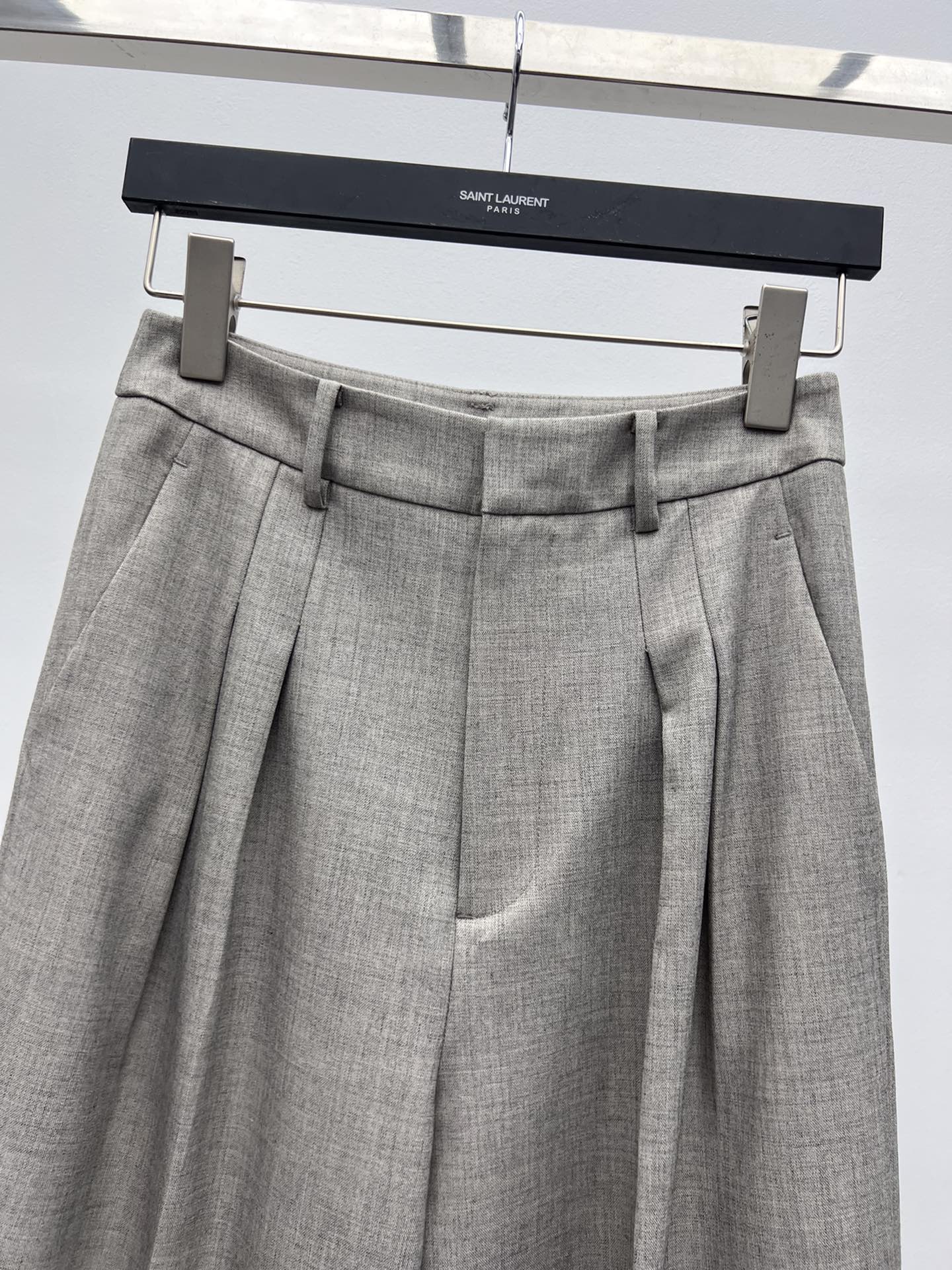 “Saint Laurent Light Gray Suit Collection with Classic Silhouette and YSL Power” - 图片 3
