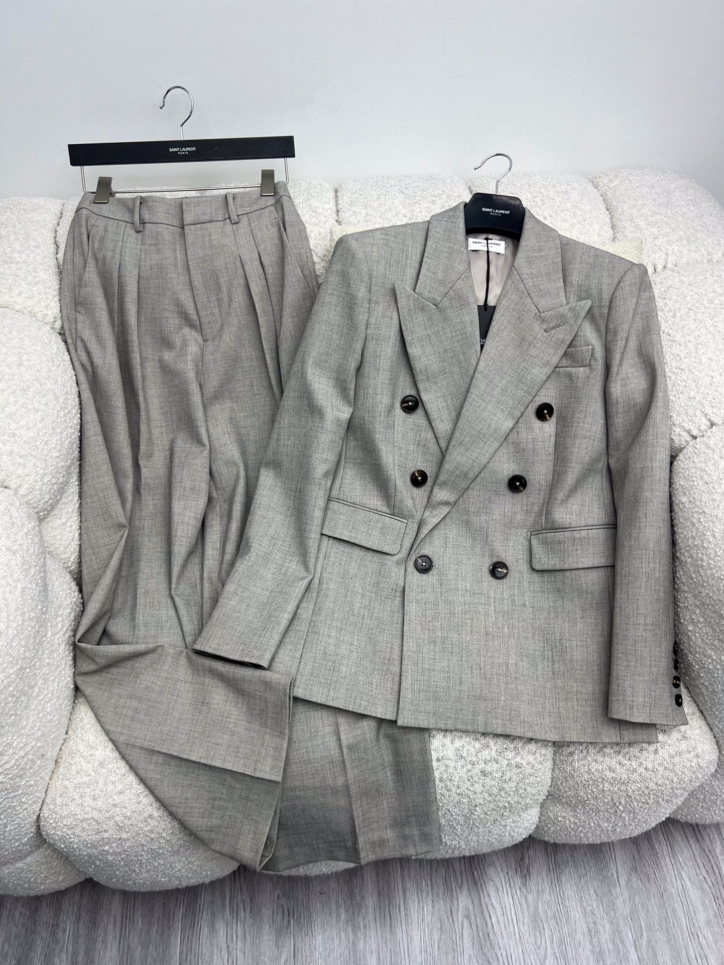 “Saint Laurent Light Gray Suit Collection with Classic Silhouette and YSL Power” - 图片 1