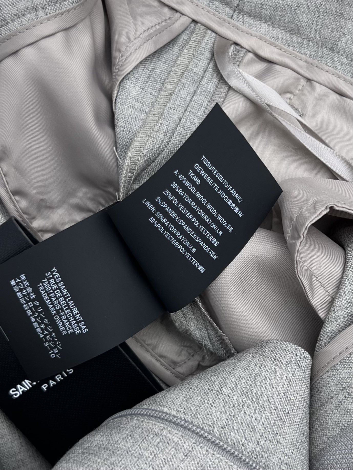 “Saint Laurent Light Gray Suit Collection with Classic Silhouette and YSL Power” - 图片 9