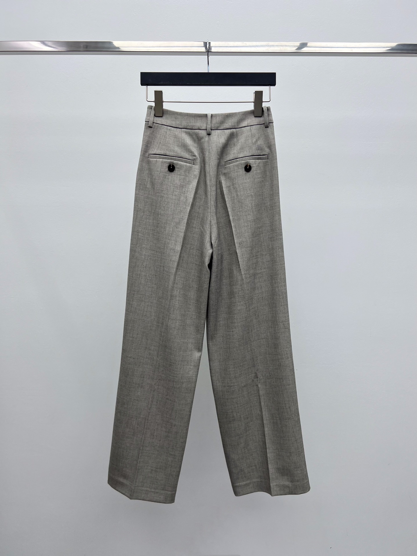 “Saint Laurent Light Gray Suit Collection with Classic Silhouette and YSL Power” - 图片 6