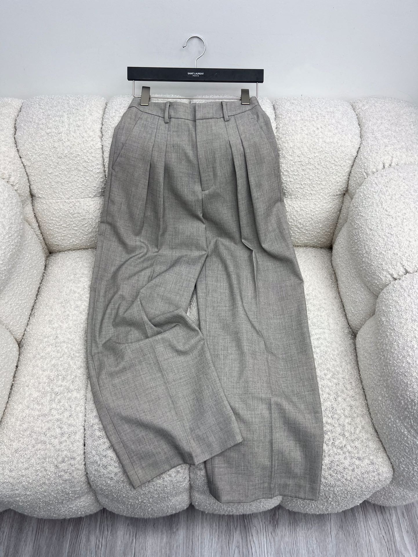 “Saint Laurent Light Gray Suit Collection with Classic Silhouette and YSL Power” - 图片 8