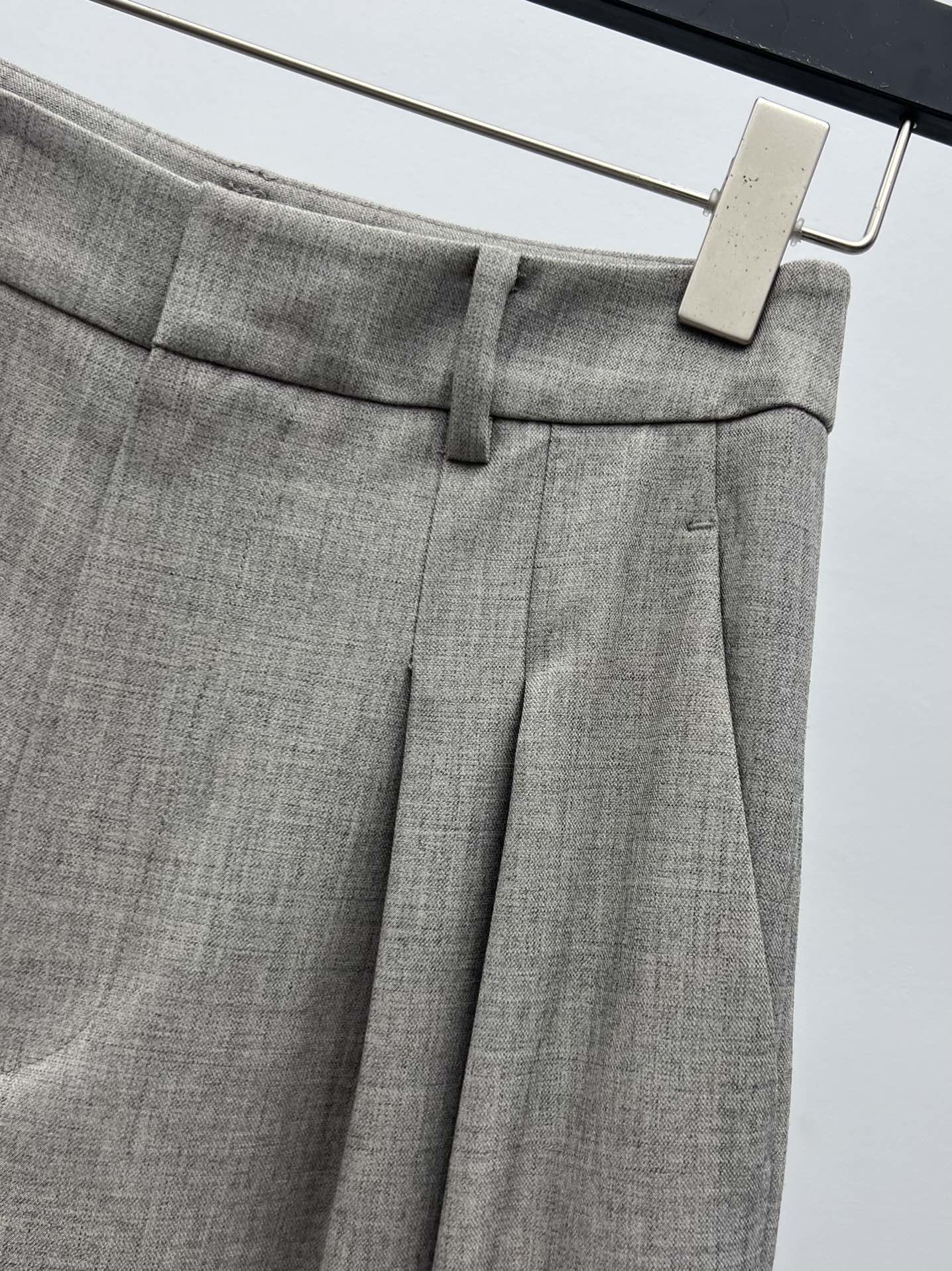 “Saint Laurent Light Gray Suit Collection with Classic Silhouette and YSL Power” - 图片 4