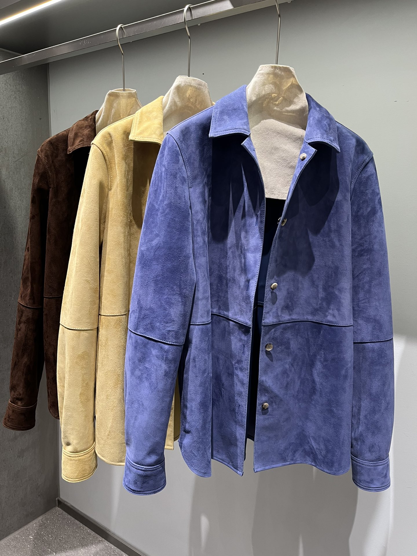 NO:721820,, Sheepskin suede shirt jacket, 1:1 workmanship at the counter, the color is very special, brown is recommended for autumn and winter, and blue, this color will have a slight color difference when photographed, women's clothing, jackets & coats, shirts, sheepskin,19860909,羊皮反绒衬衫外套,专柜1:1做工,颜色非常特别,推荐棕色百搭秋冬款 蓝色,这个颜色拍出来会有点色差,女装,jackets & coats,shirts,sheepskin,,Women's clothing