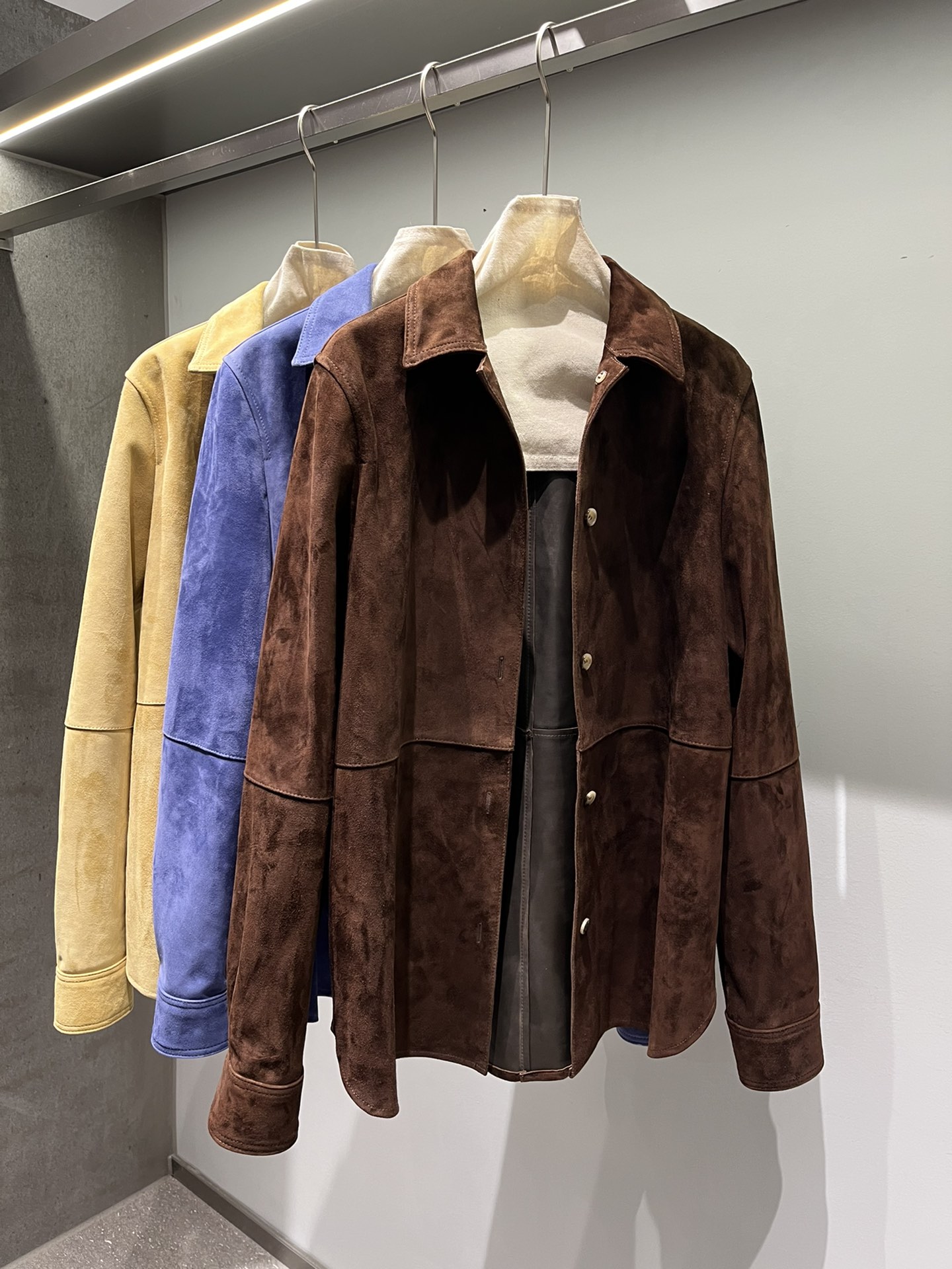 NO:721823,, Sheepskin suede shirt jacket, 1:1 workmanship at the counter, the color is very special, brown is recommended for versatile autumn and winter models. Brown is the most recommended color, it goes well with autumn and winter, it is not a wide version, women's clothing, jackets & coats, shirts, sheepskin,19860909,羊皮反绒衬衫外套,专柜1:1做工,颜色非常特别,推荐棕色百搭秋冬款 棕色,最推荐的颜色,秋冬很好搭,不是阔版的那种版型哦,女装,jackets & coats,shirts,sheepskin,,Women's clothing