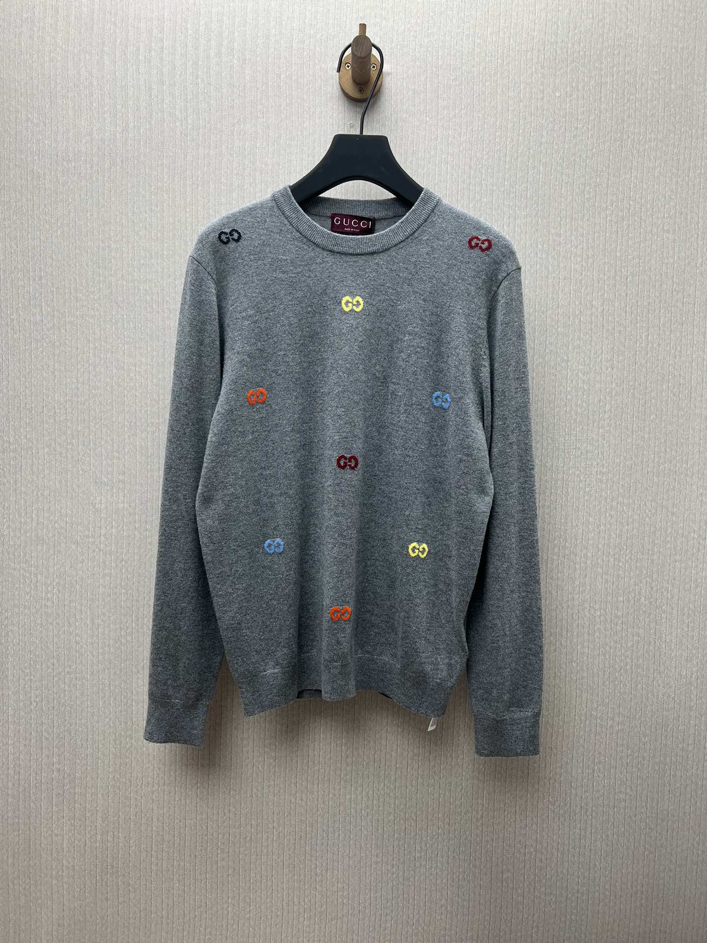Suéter de punto nuevo de G para 25ss, confeccionado en cachemira fina gris, adornado con intarsia GG multicolor, mostra…