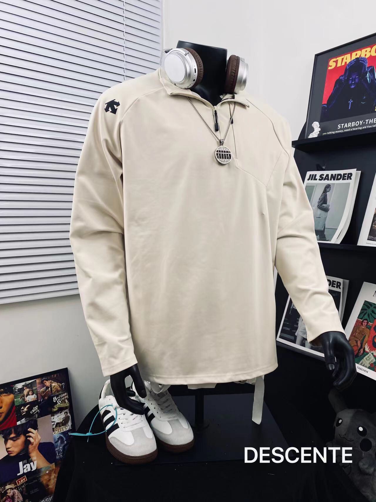 💰200
DESCENTE迪桑特半拉链侧袋运动长袖卫衣🌻
顶级版本 快手 抖音 得物app热门📕 专用包装 可立领翻领穿搭 工艺使用日本全进口3D雕刻而成🌿进口巴腾浆料、专柜随意对比！💫超A超立体 区别市场低版本⚠️ 上身柔软舒适透气 做工精致 完美走线💞暗黑痞酷 奢华尽显 吸睛亮眼  男女情侣款 上身舒适 实物更加好看 仙女猛男 必备款哦
Color：酷黑 米杏 草绿
Size  ：M L XL XXL         
         衣长        胸围       袖长
M       72          114          74
L        74          116          76
XL     76           118          78
XXL   79          120          80
（os版型 落肩袖设计 手工测量存在1~2cm误差）